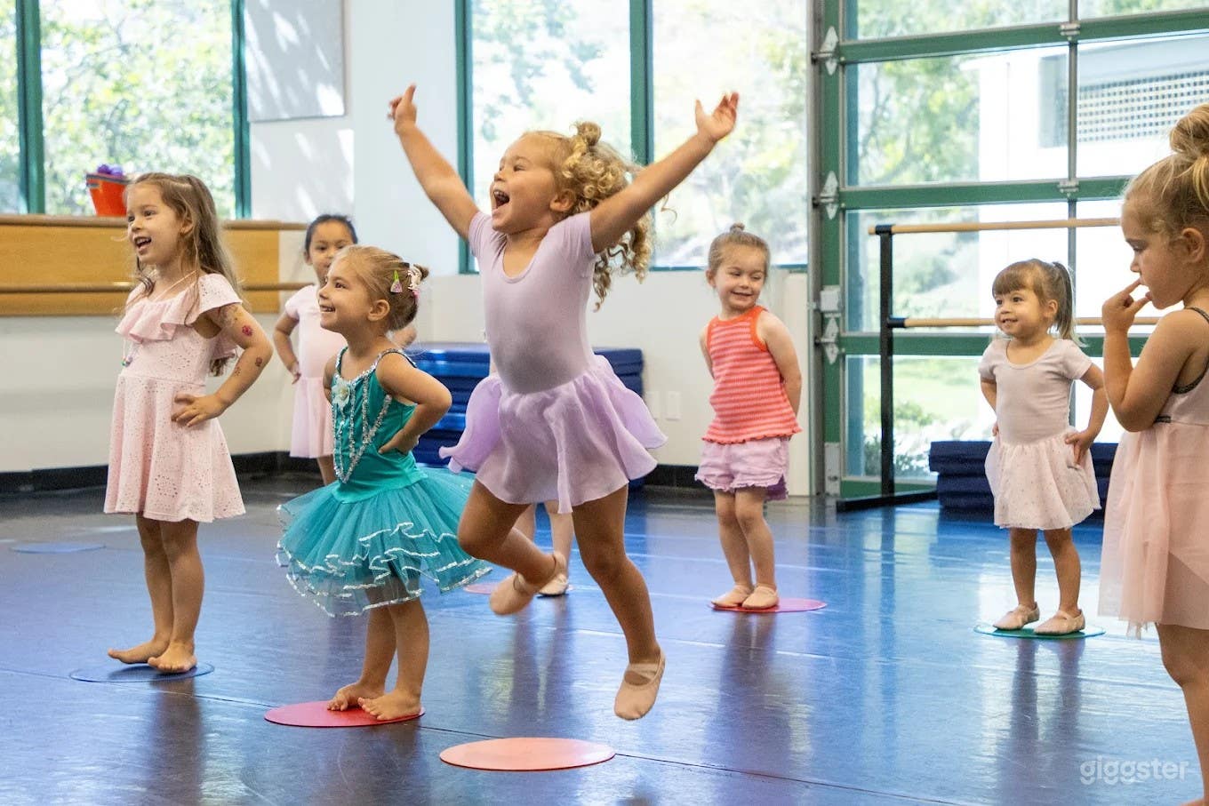 DANCE STUDIO F 820 sq ft Photo 2