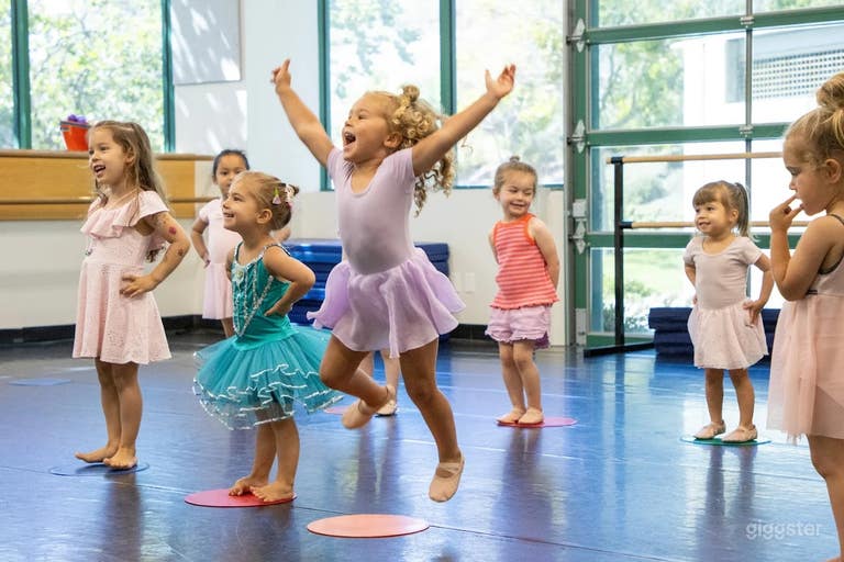  DANCE STUDIO F 820 sq ft 