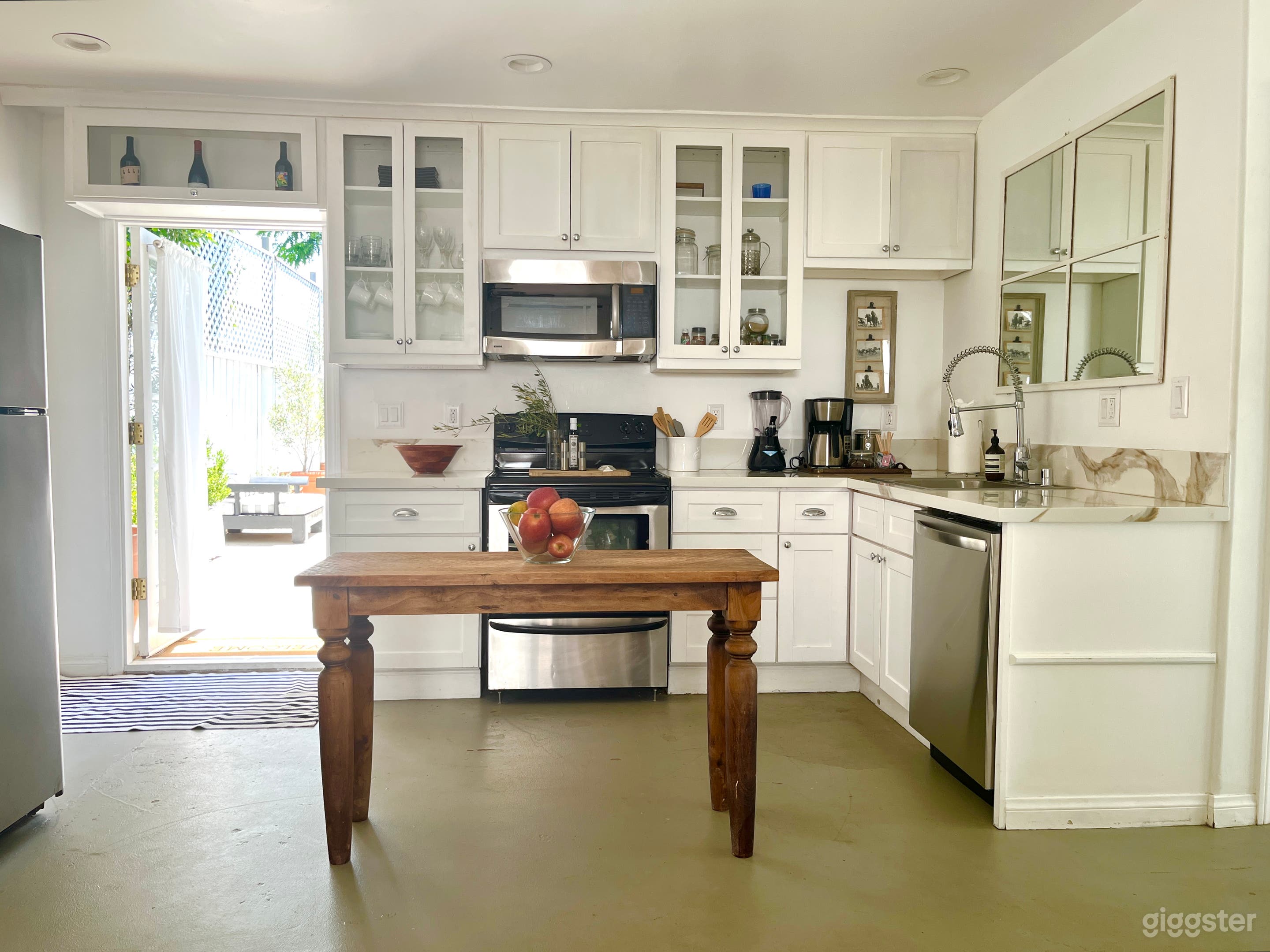 Modern Guest House Studio Apartment With Patio Photo 4