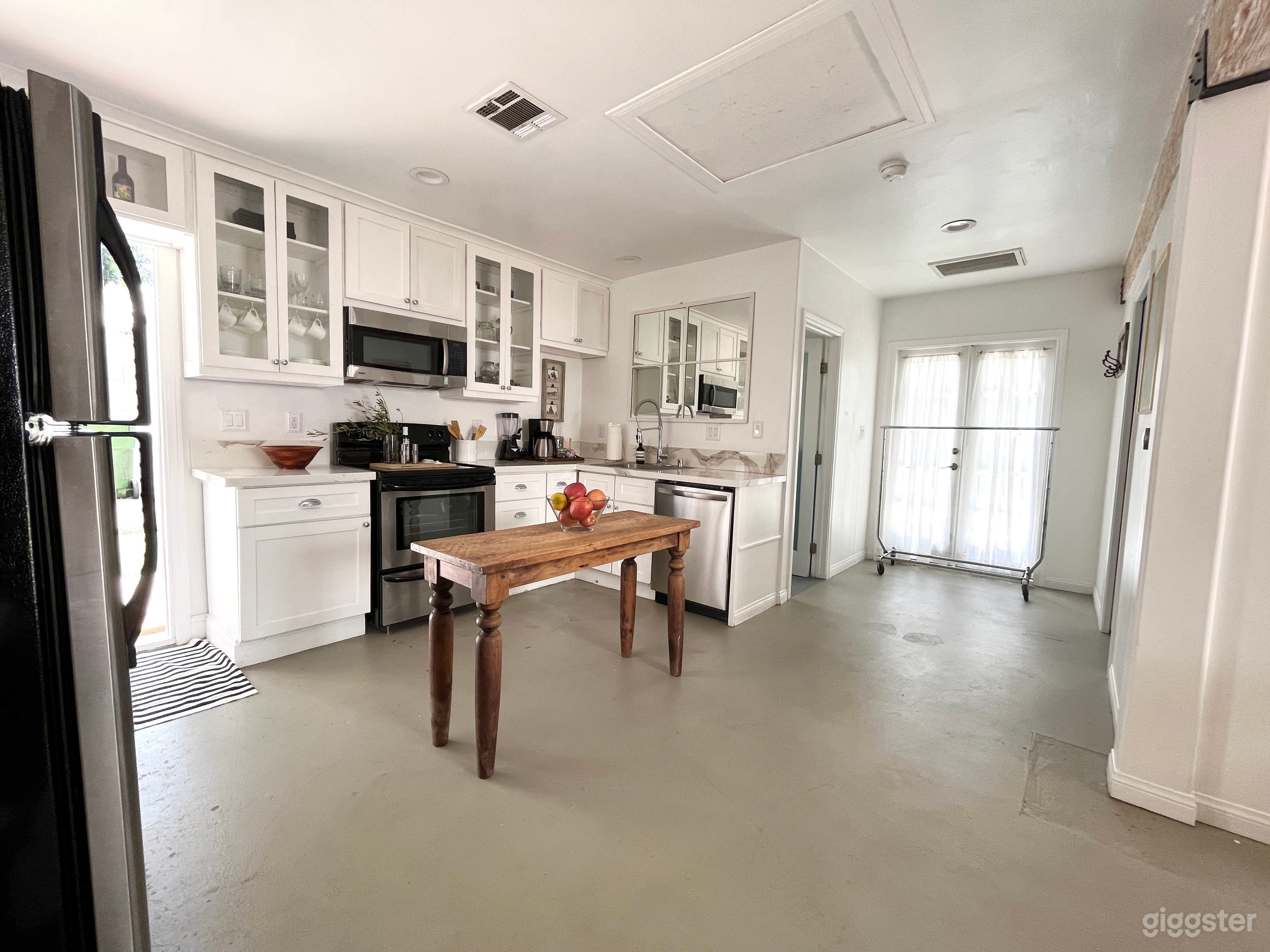 Modern Guest House Studio Apartment With Patio Photo 3