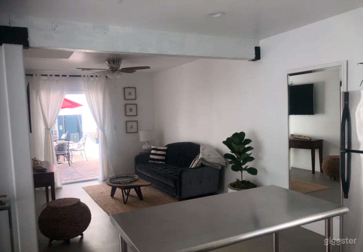 Modern Guest House Studio Apartment With Patio Photo 4