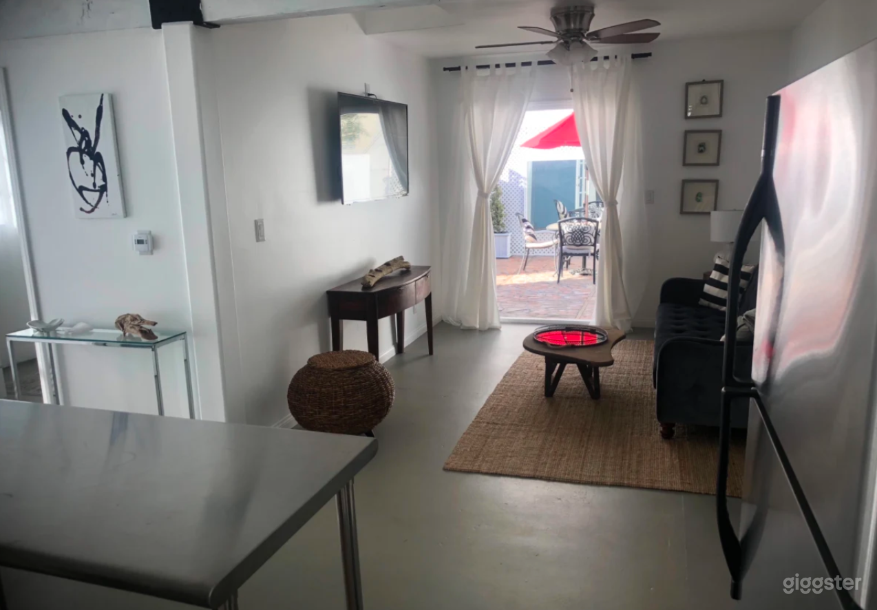 Modern Guest House Studio Apartment With Patio Photo 3