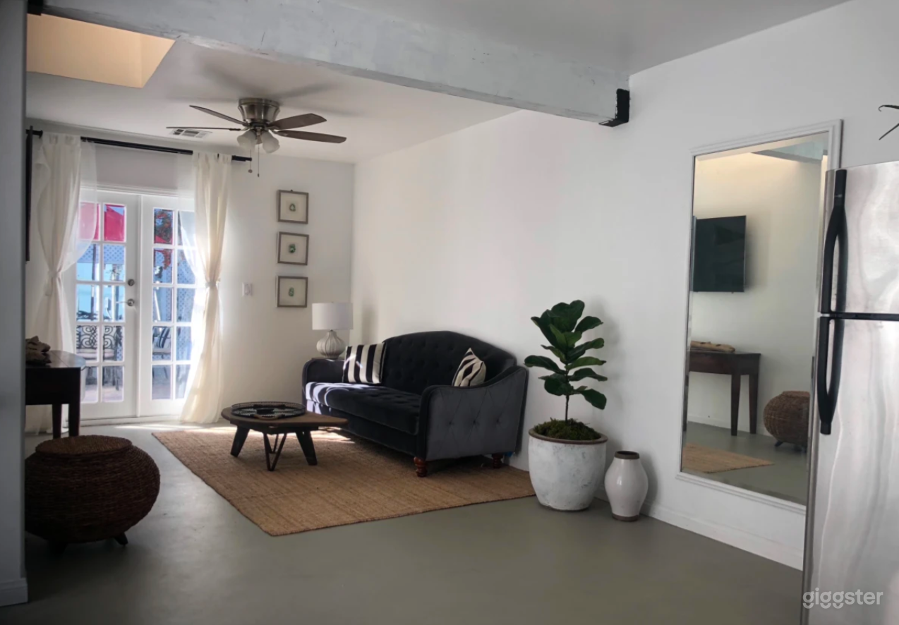 Modern Guest House Studio Apartment With Patio Photo 2