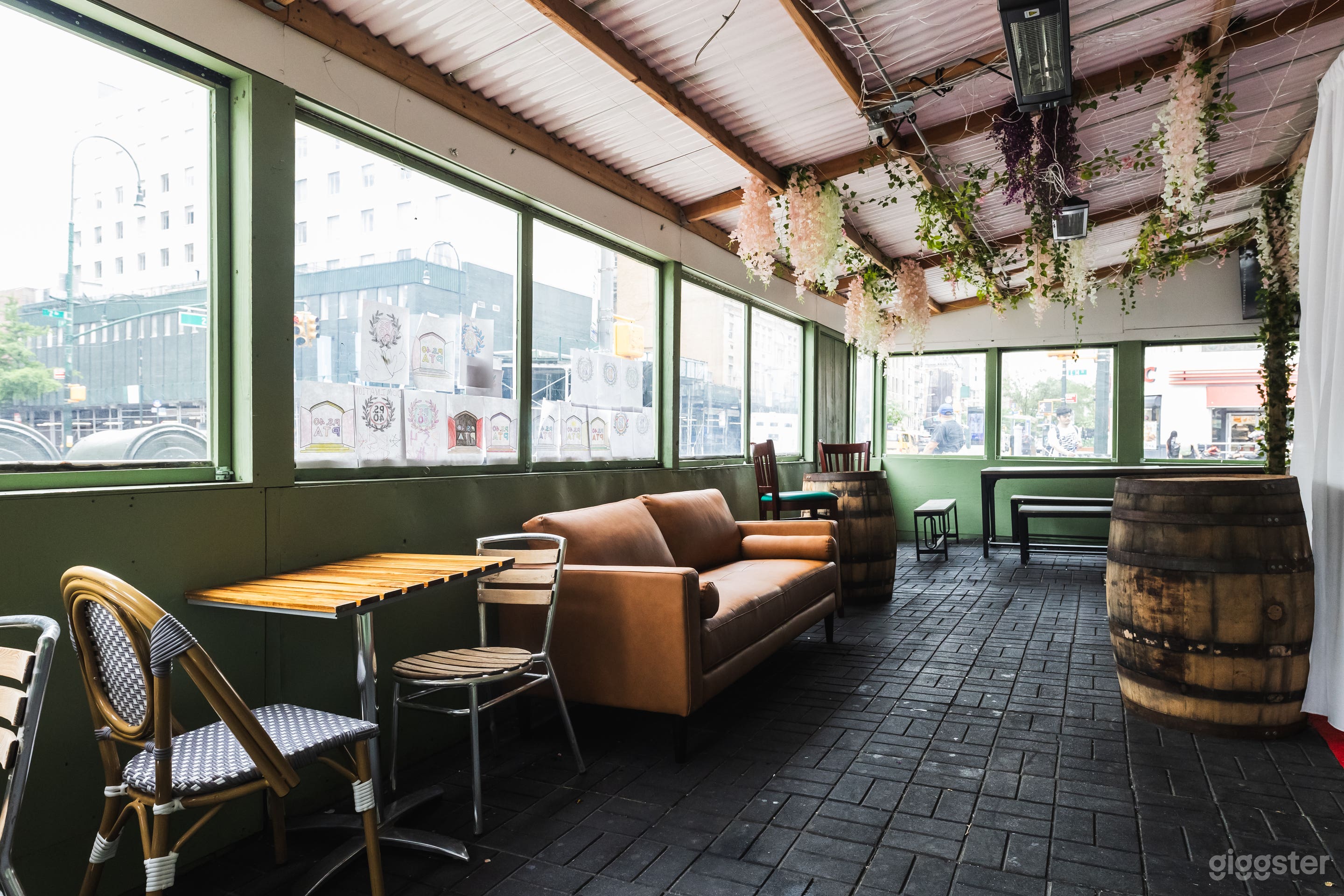 Elevated and pretty cocktail bar Photo 3