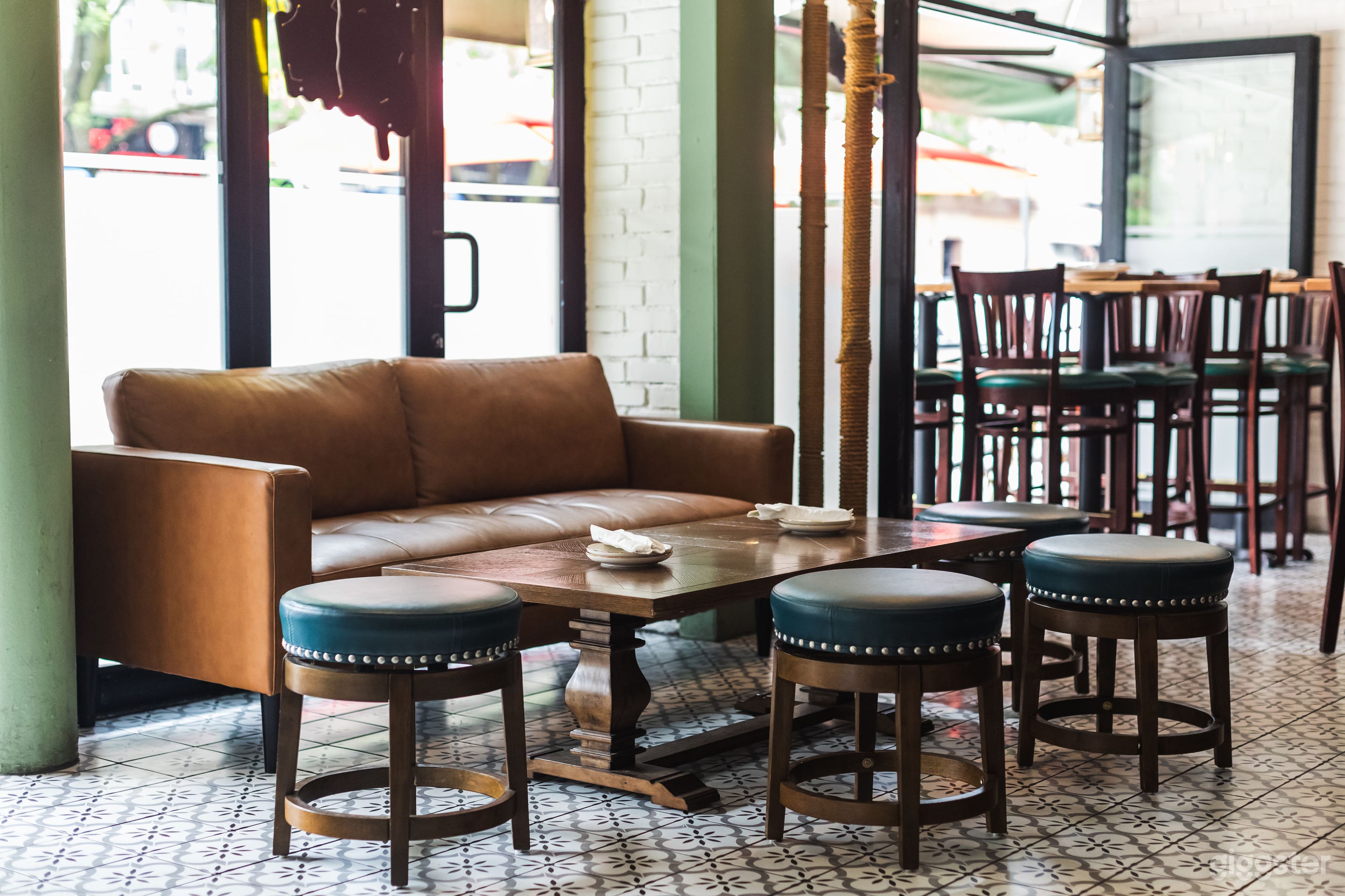 Elevated and pretty cocktail bar Photo 1