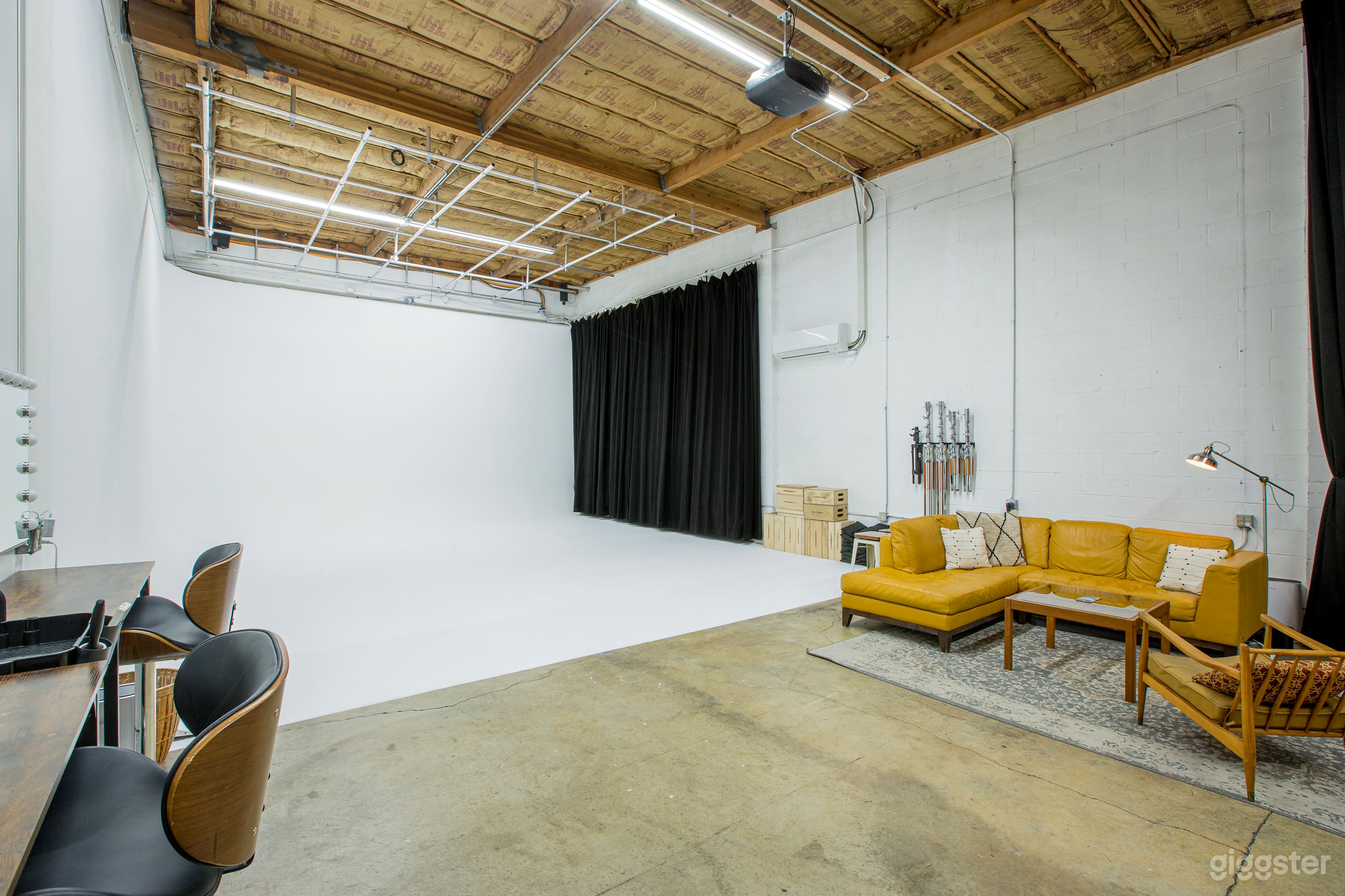 Corner Cyc Wall Studio in Close-In SE Portland Photo 2