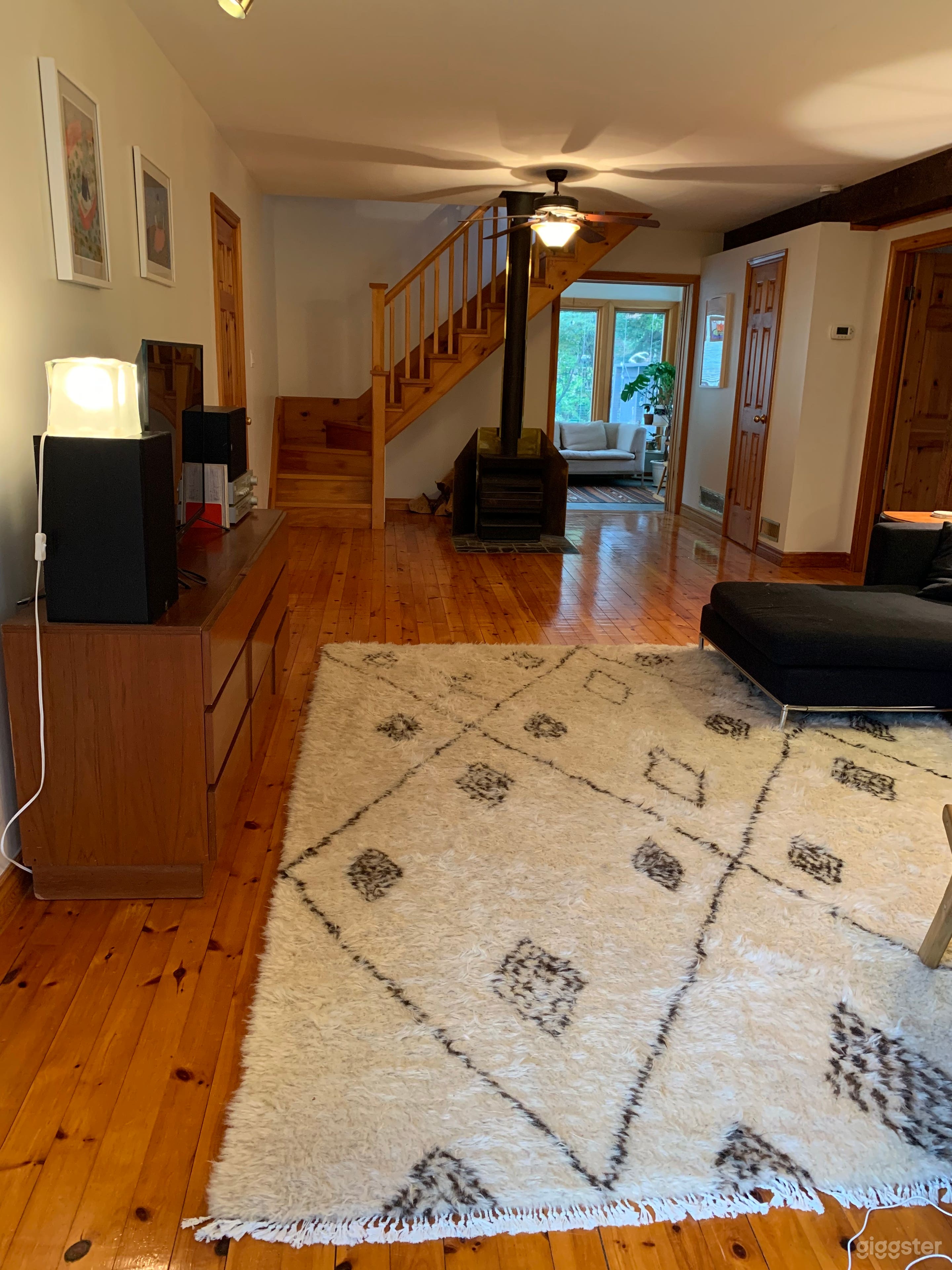 Bright And Spacious Rustic Modern Home  Photo 2