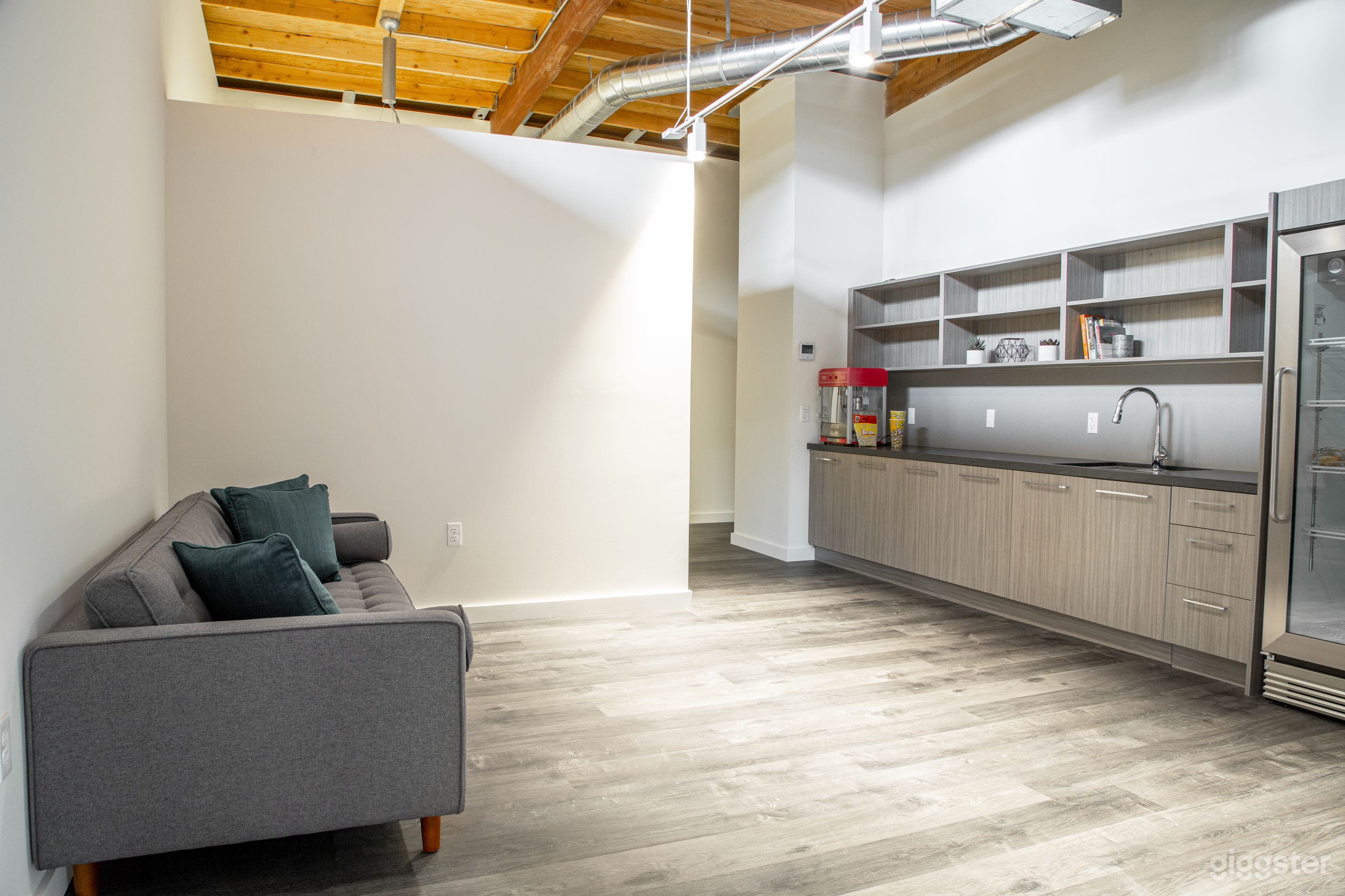 lounge -preproduction space
includes changing room, kitchenette and bathroom  