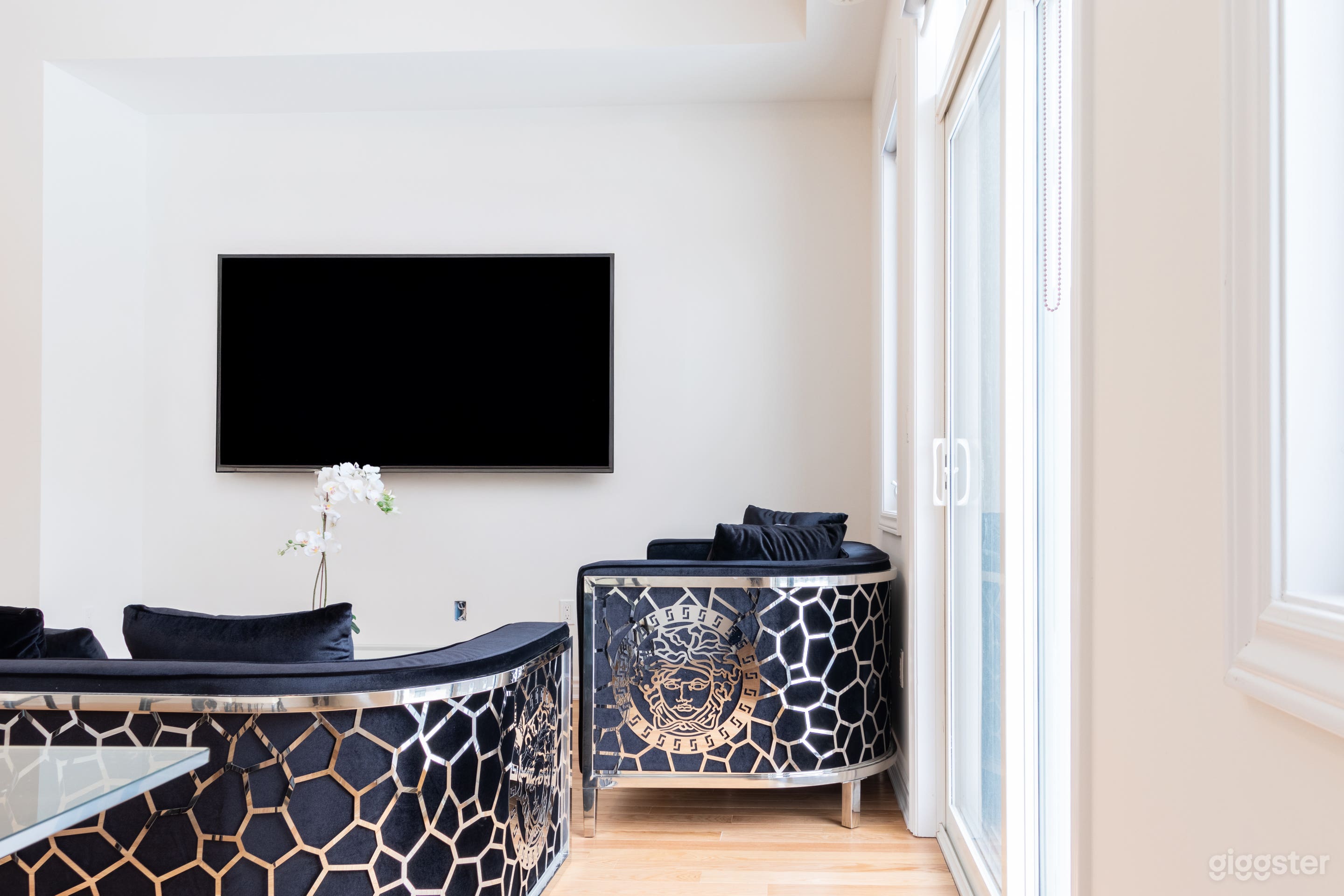 Your Perfect Setting Awaits! 🎥| Prime Location Photo 3