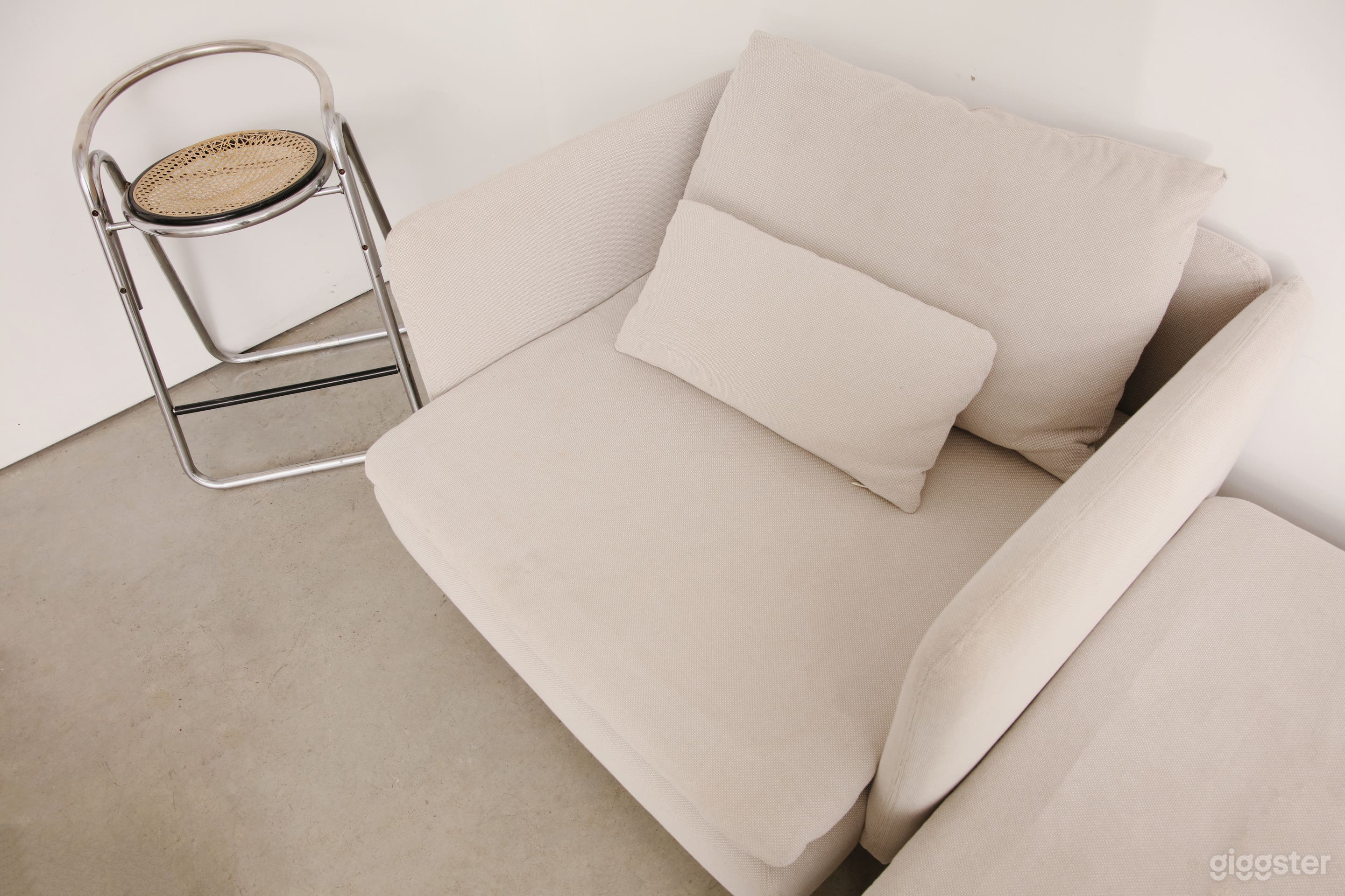 Cozy  Natural Light Studio (EQUIPTMENT INCLUDED) Photo 4