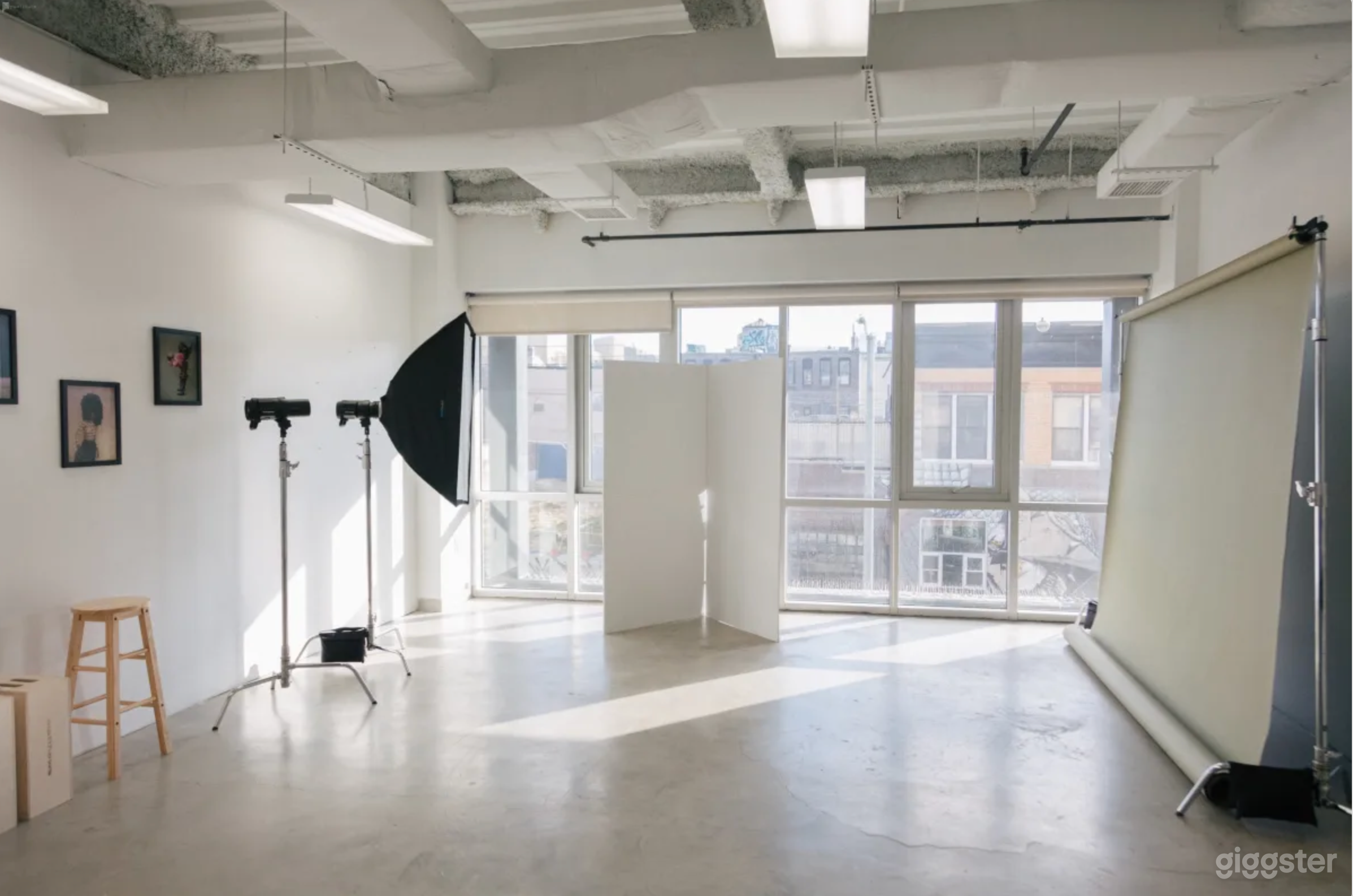 Cozy  Natural Light Studio (EQUIPTMENT INCLUDED) Photo 1