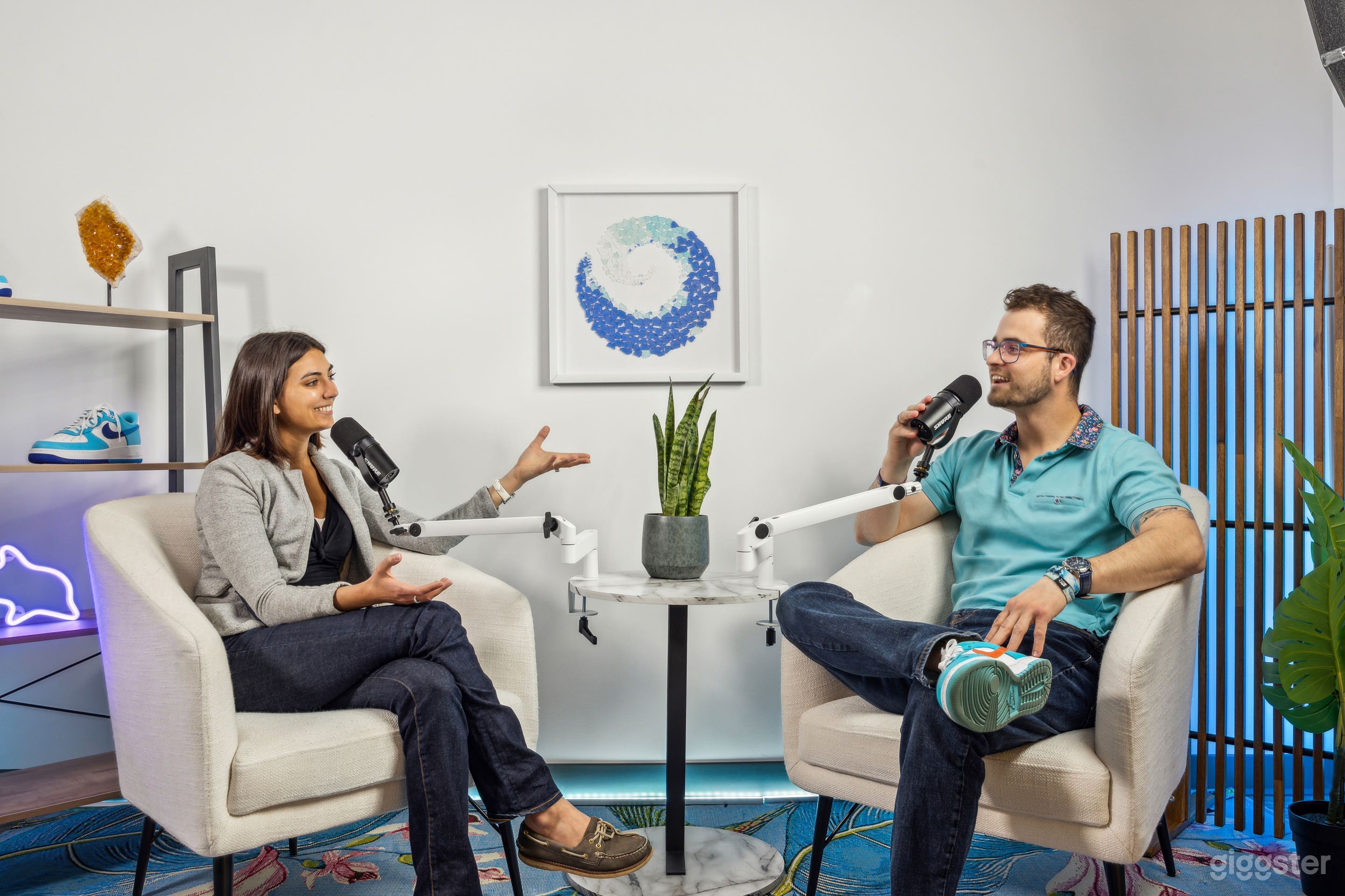 Our studio is designed to comfortably host between 1 to 4 individuals, making it perfect for solo projects or collaborative productions.