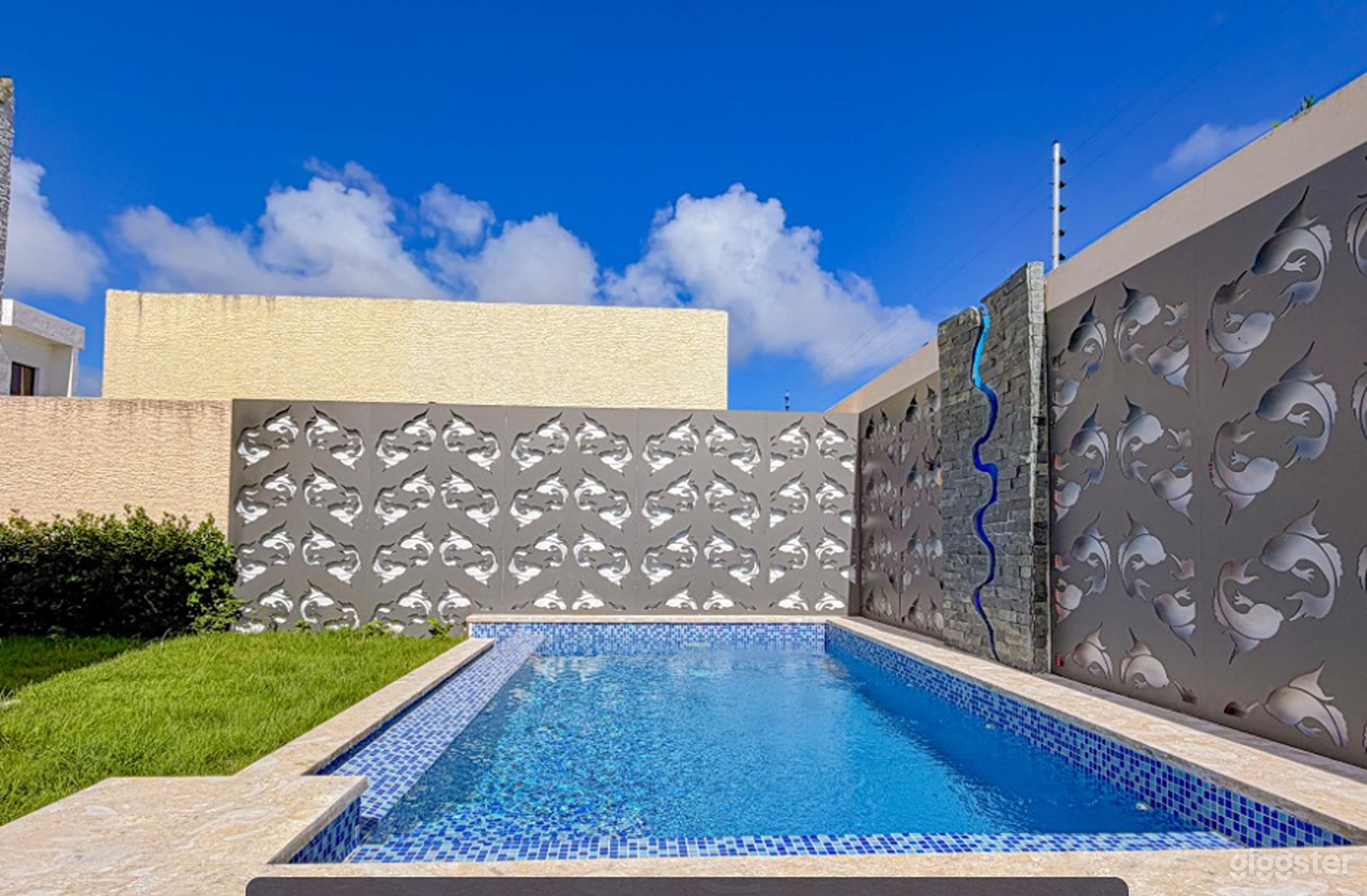 Private Heated Pool Oasis With Covered Parking Photo 1