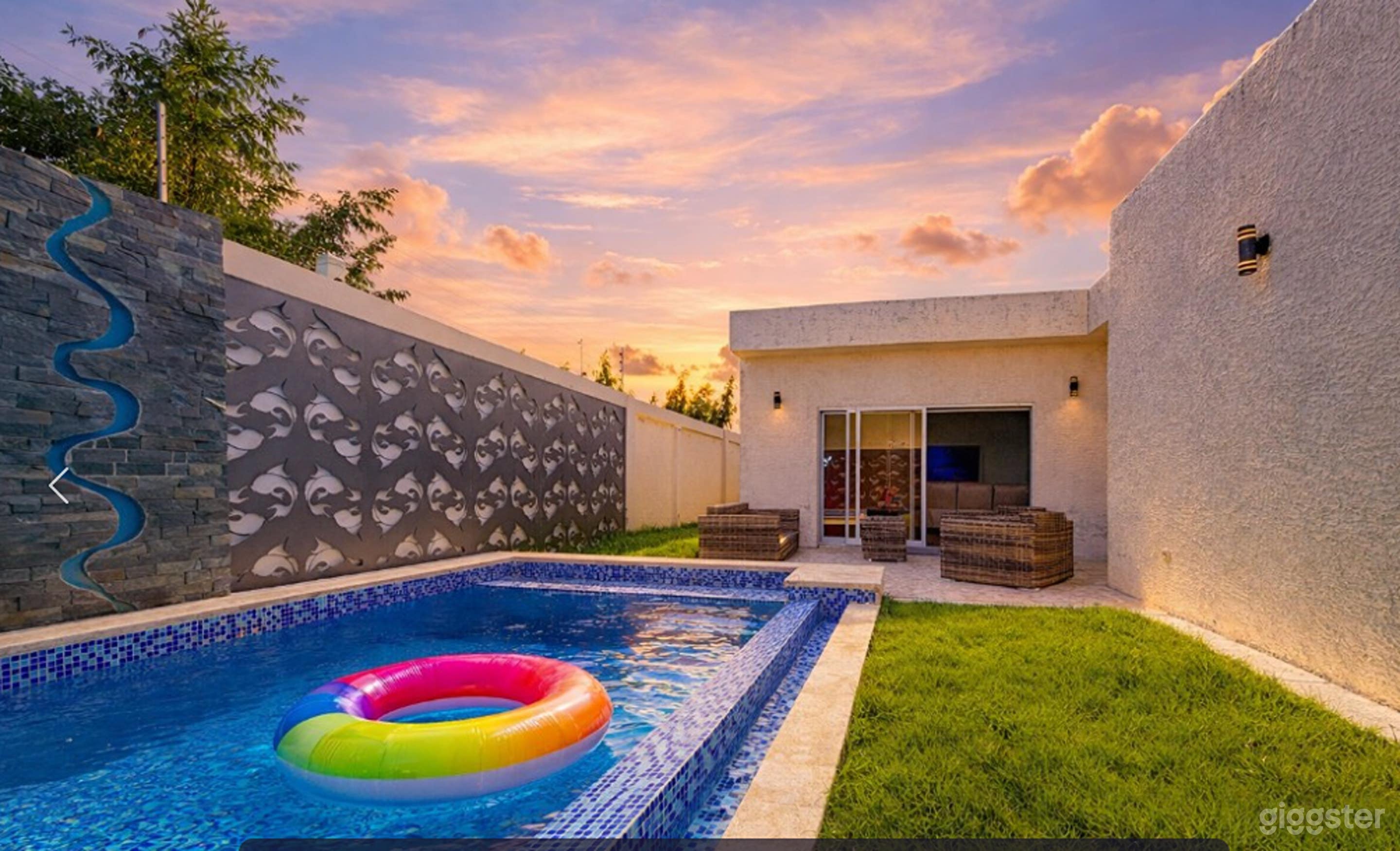 Private Heated Pool Oasis With Covered Parking Photo 2