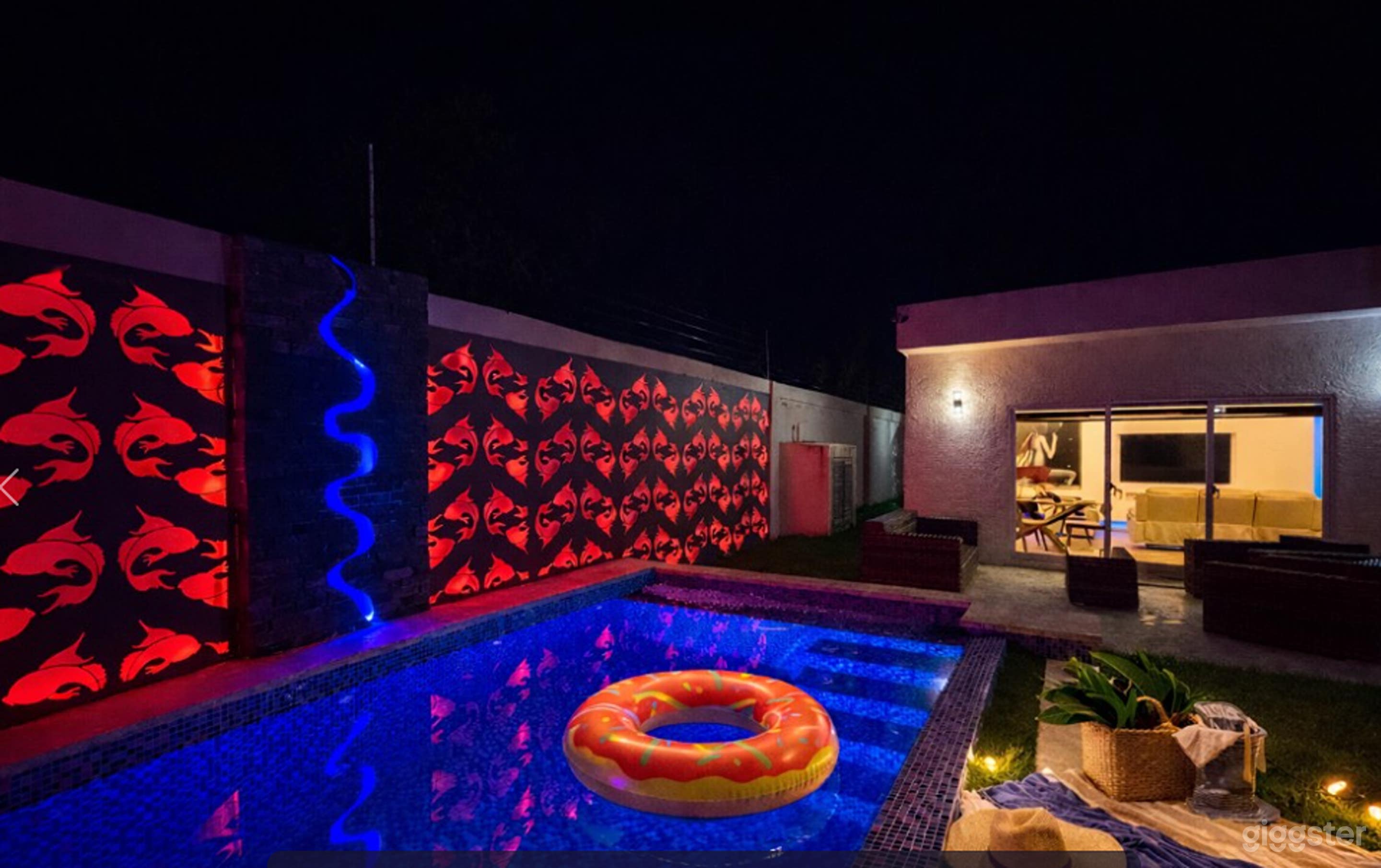 Private Heated Pool Oasis With Covered Parking Photo 3