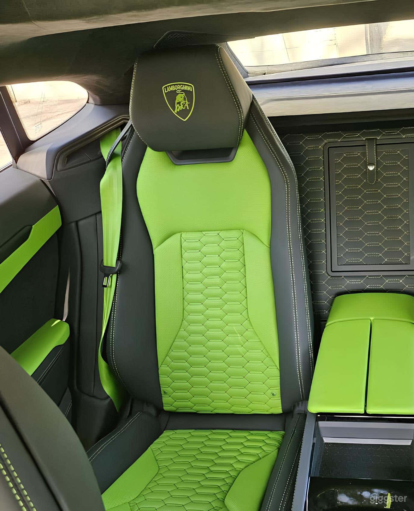 Lamborghini Urus Photo 2