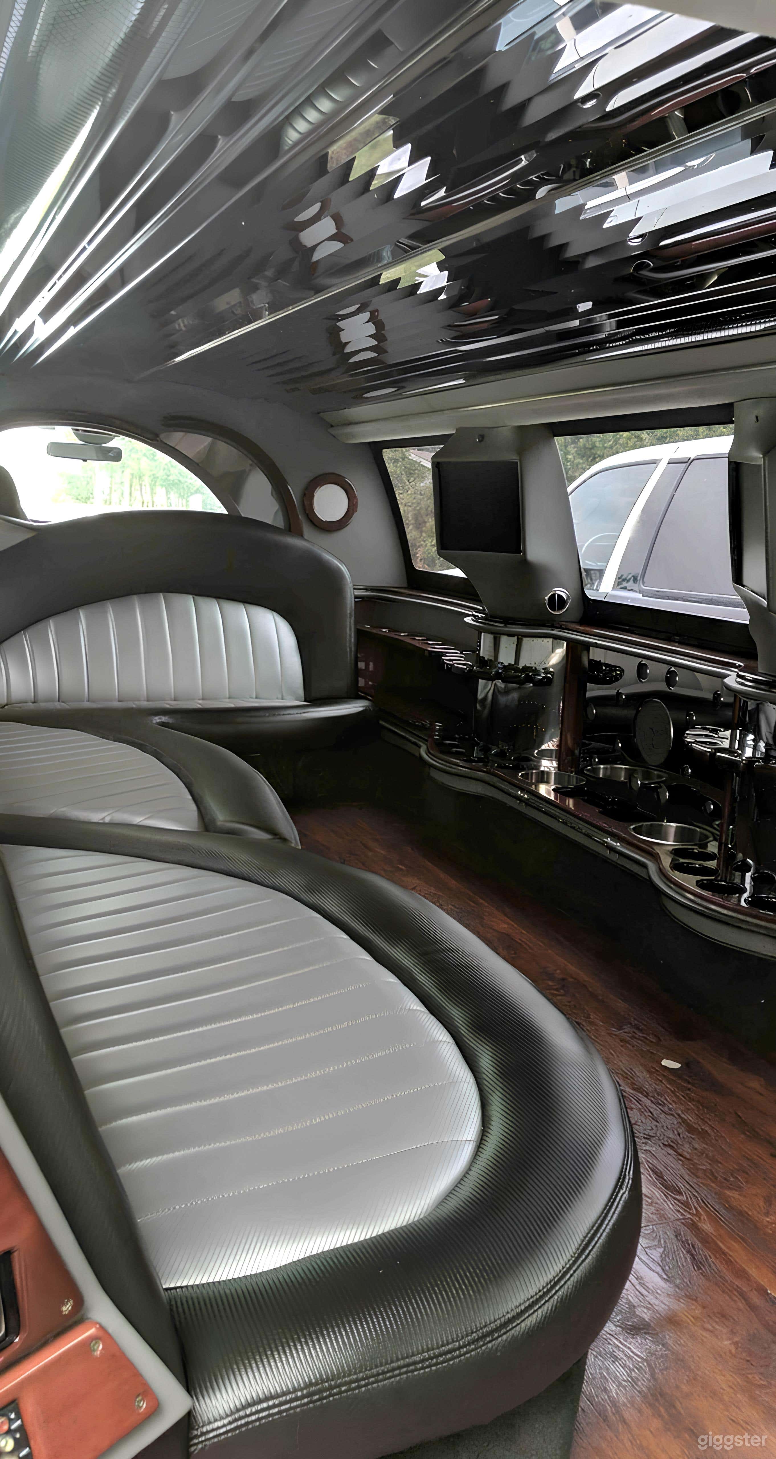 SUV Ford Excursion Stretch Limousine Photo 3