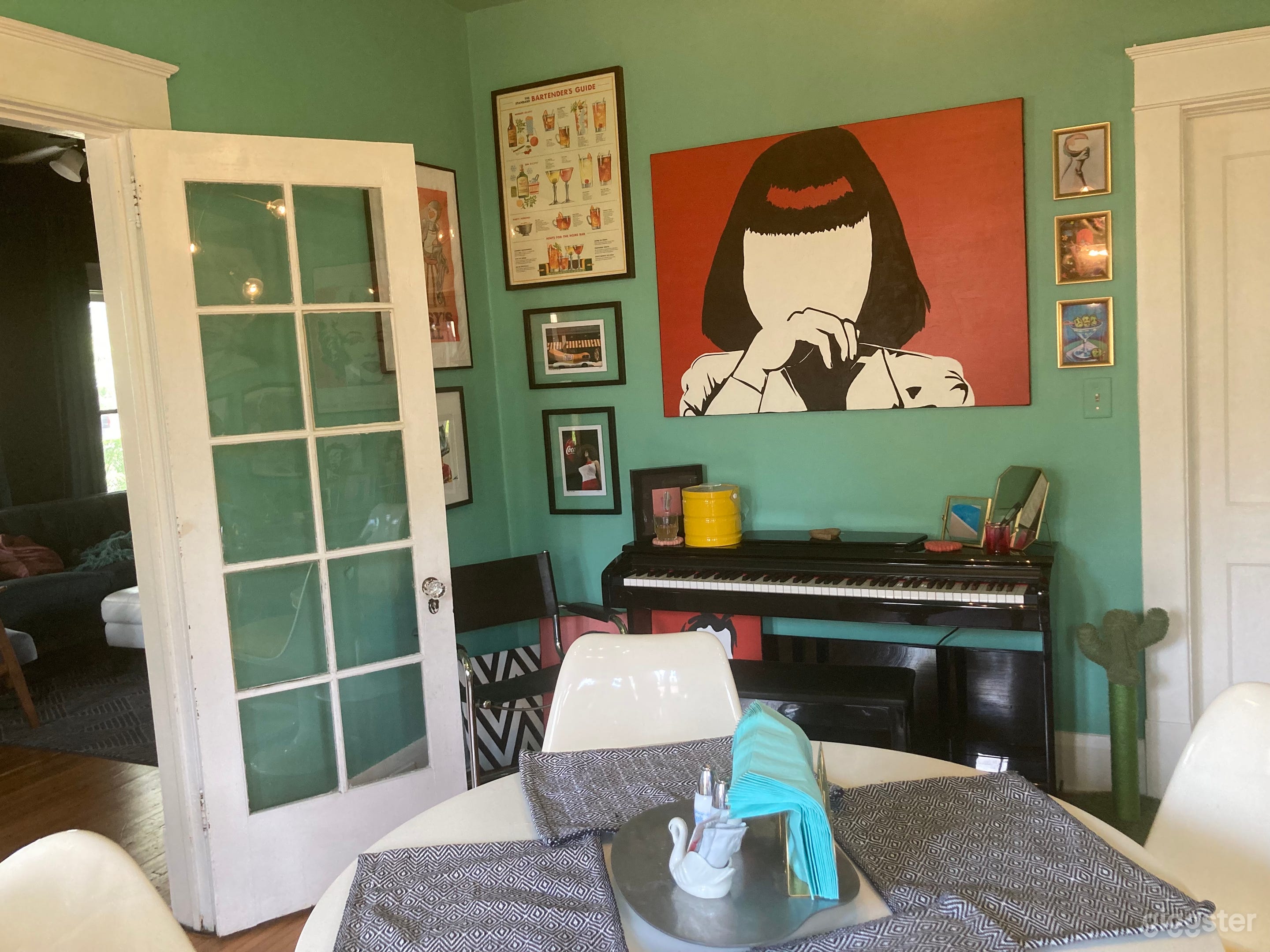 1922 Craftsman House with Retro Interior Photo 4