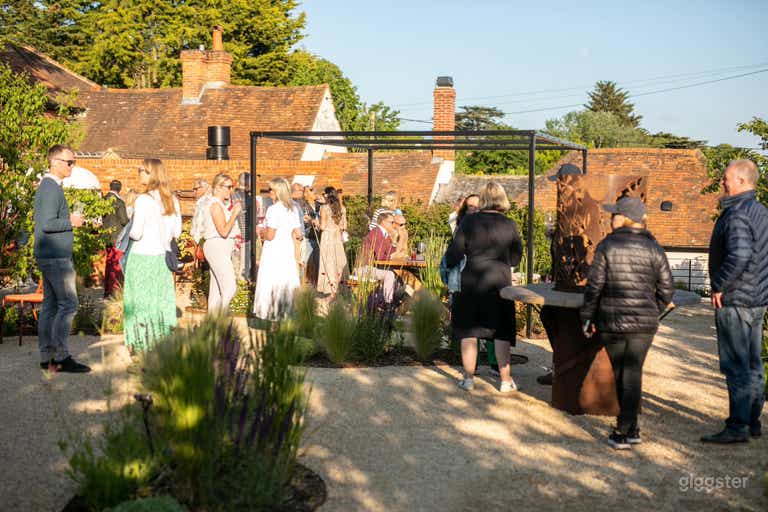  Bright and Spacious Outdoor Garden 