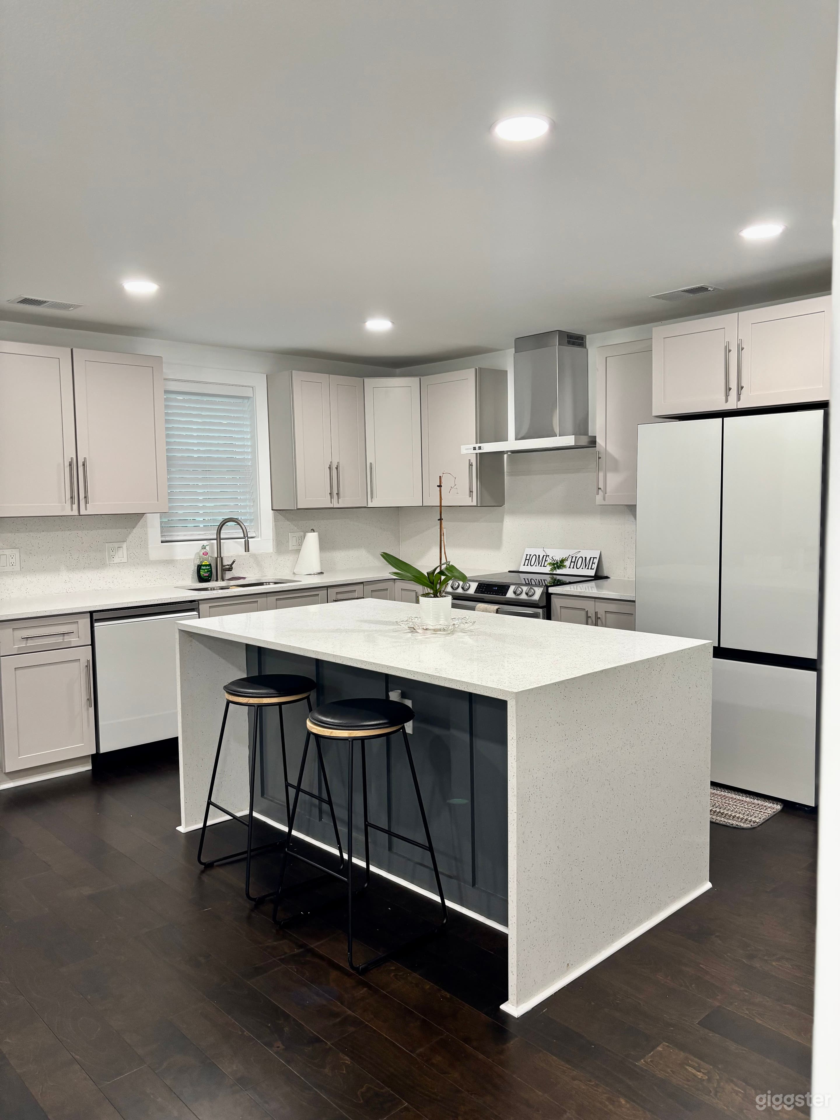 Stylish Home for Parties and Workshops Photo 3