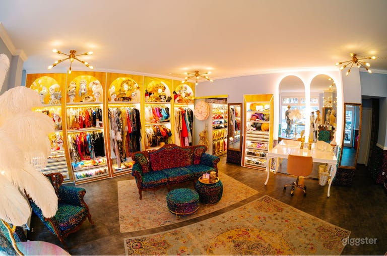  Ein filmischer Kostüm- & Design-Showroom 