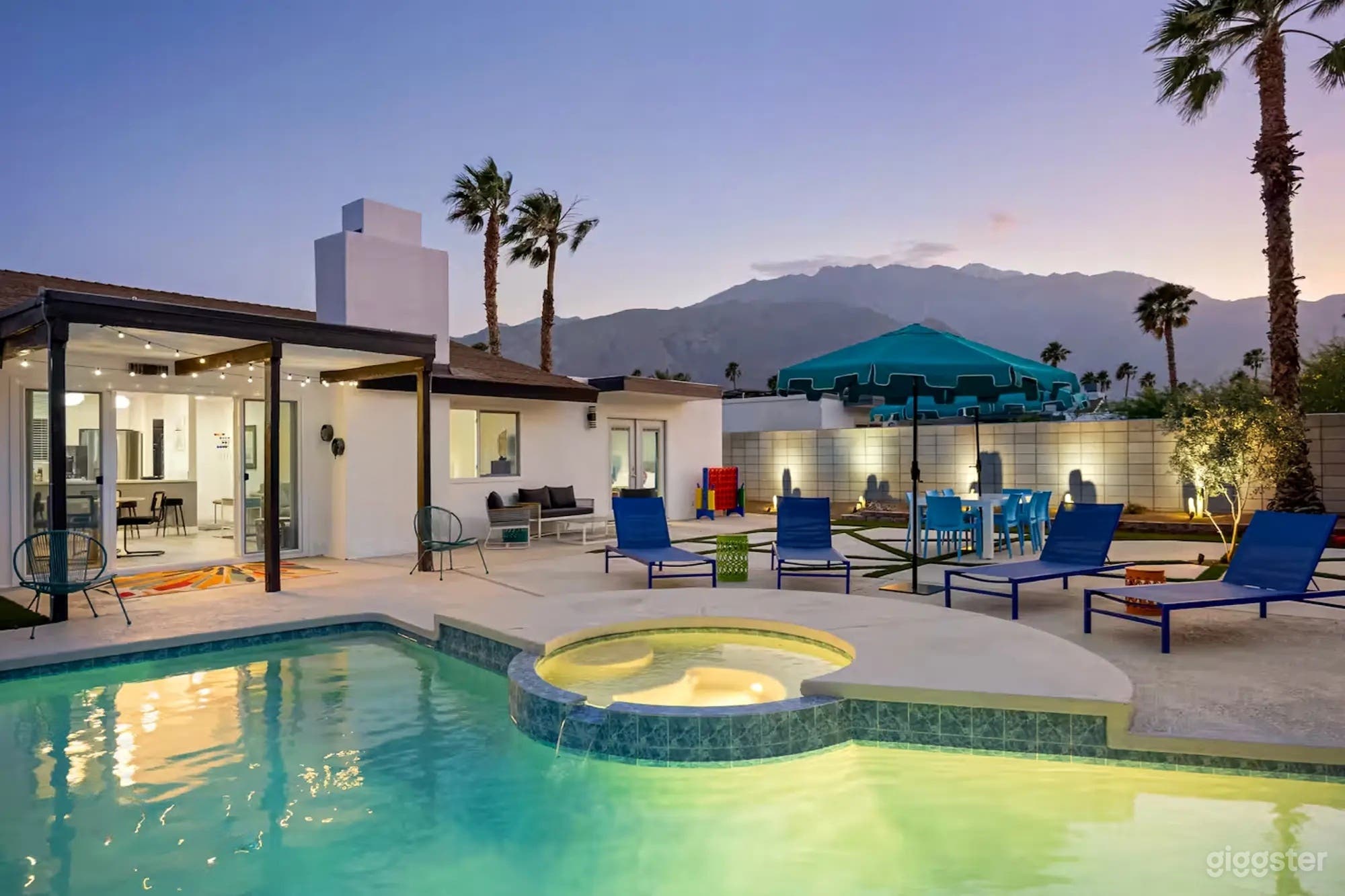 Stylish Open-Concept Backyard Pool Photo 4
