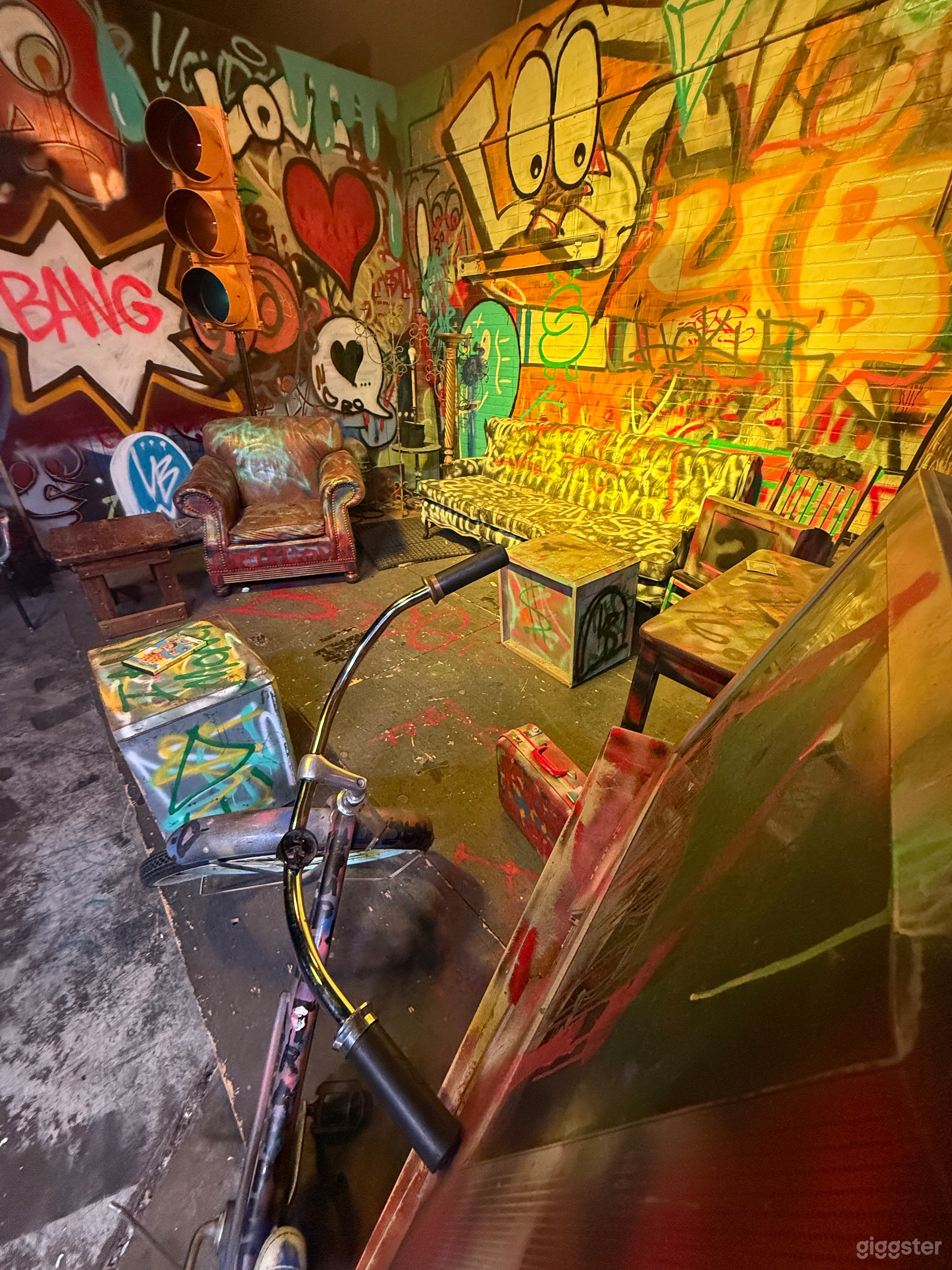 Urban Alleyway Set with a soundstage Photo 3