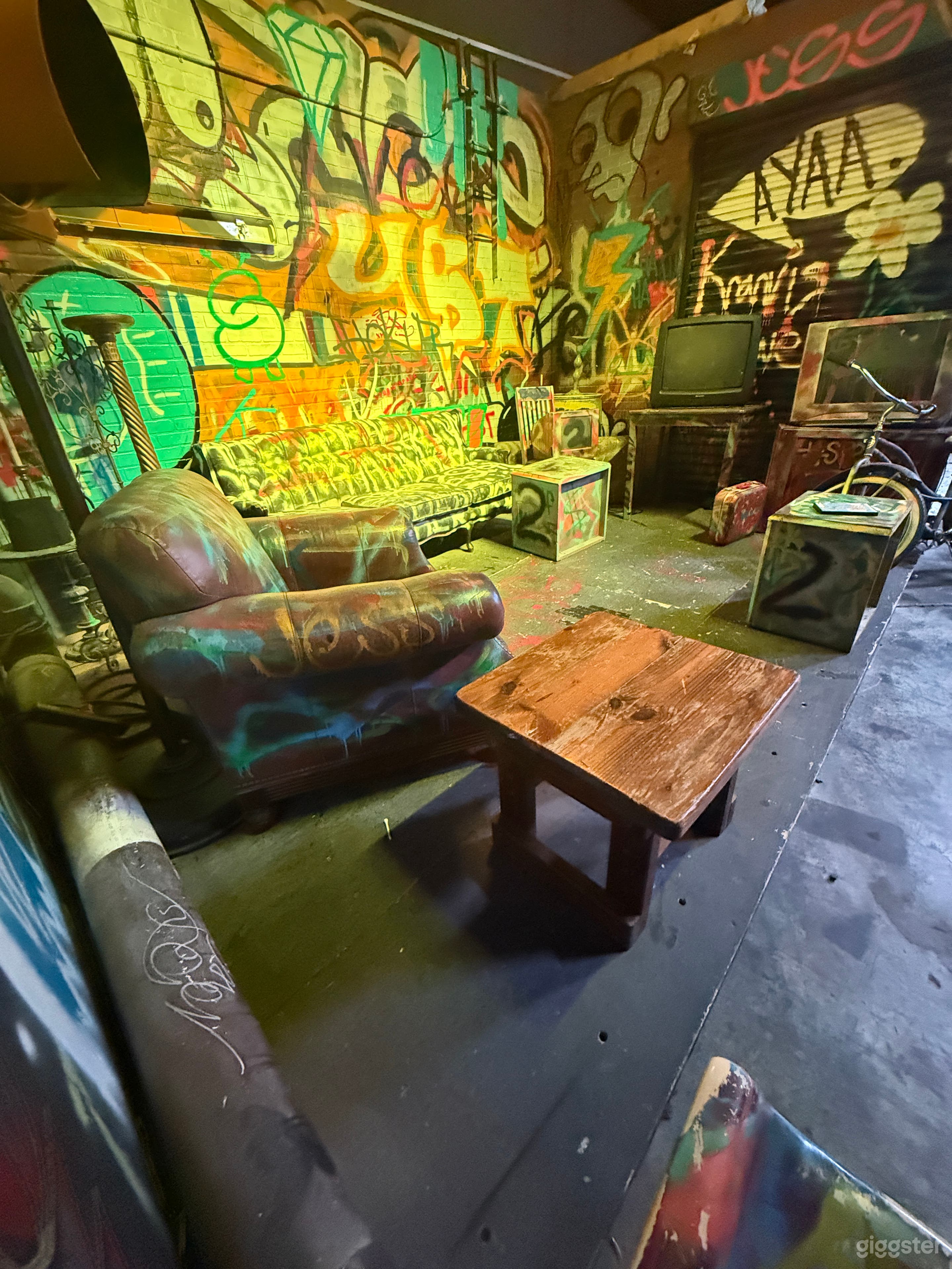 Urban Alleyway Set with a soundstage Photo 2