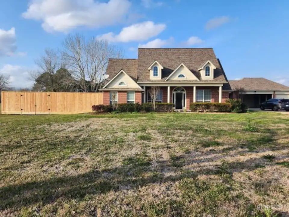 Beautiful Family Home in a 5 Acre Lot Photo 2