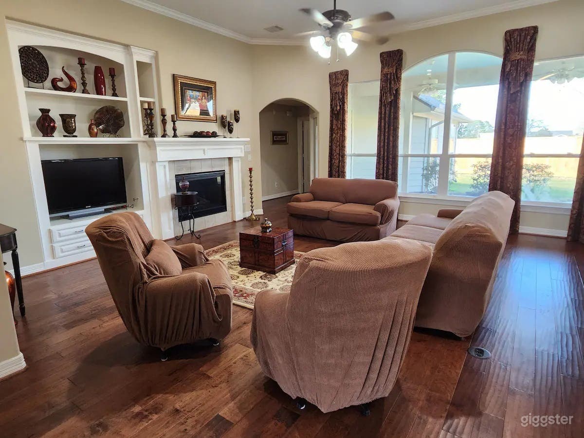 Beautiful Family Home in a 5 Acre Lot Photo 1