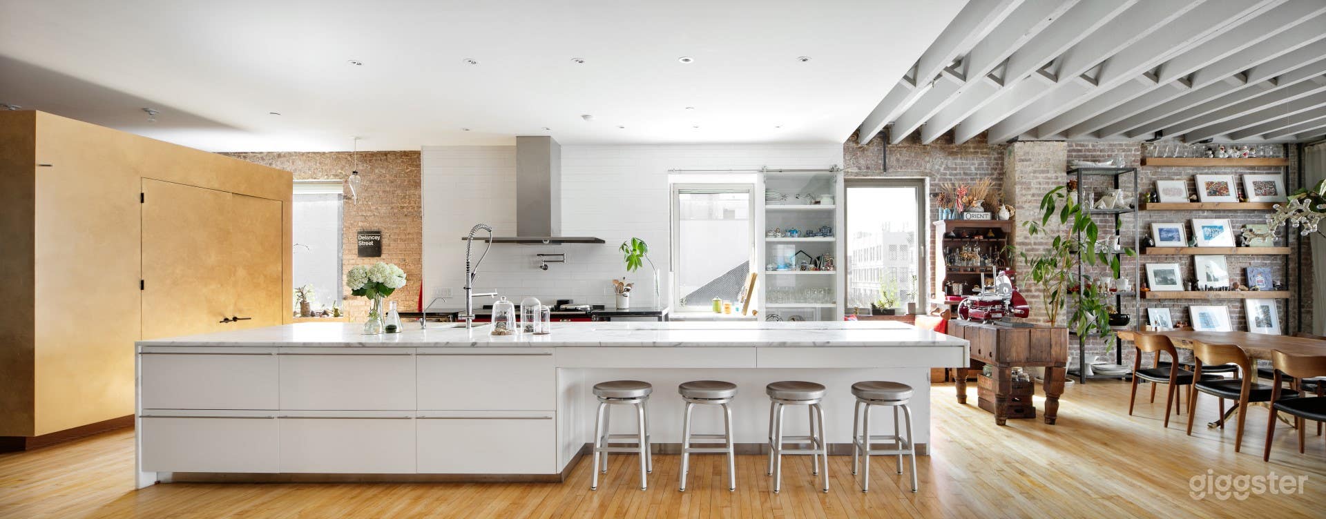 2500 Sq Ft Luxury Loft Apartment  Photo 4