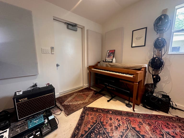  Music & Podcast Studio – Private and Soundproofed 