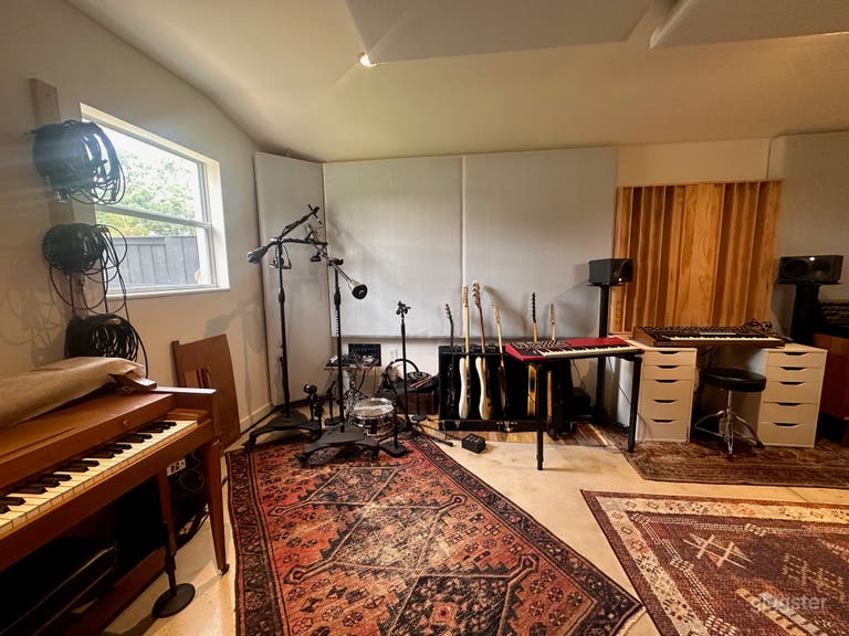  Music & Podcast Studio – Private and Soundproofed 
