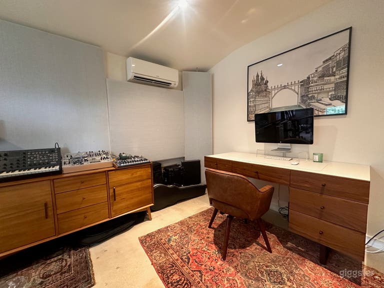  Music & Podcast Studio – Private and Soundproofed 