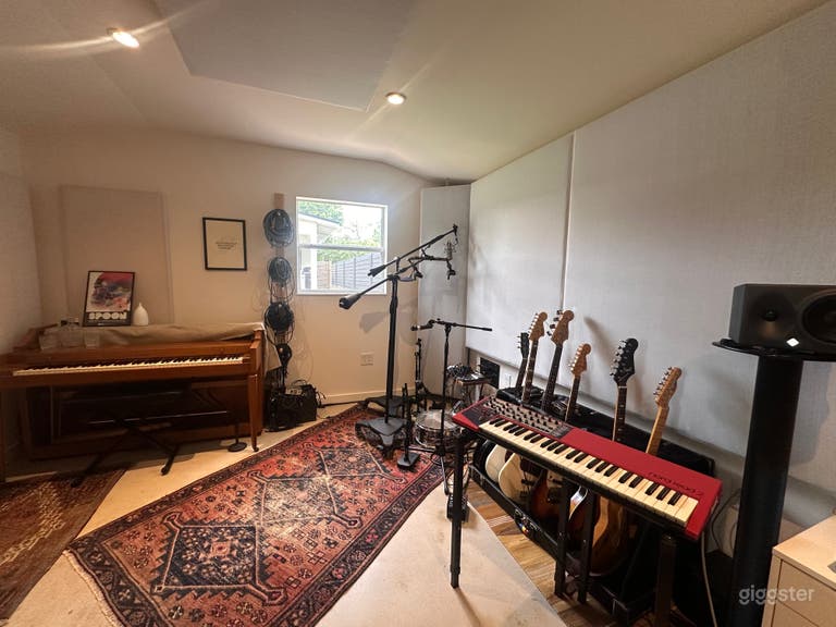  Music & Podcast Studio – Private and Soundproofed 