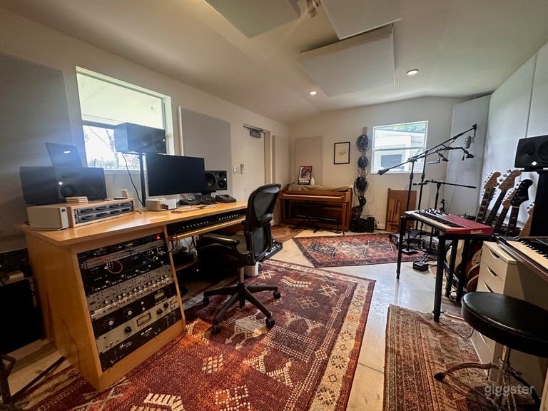  Music & Podcast Studio – Private and Soundproofed 