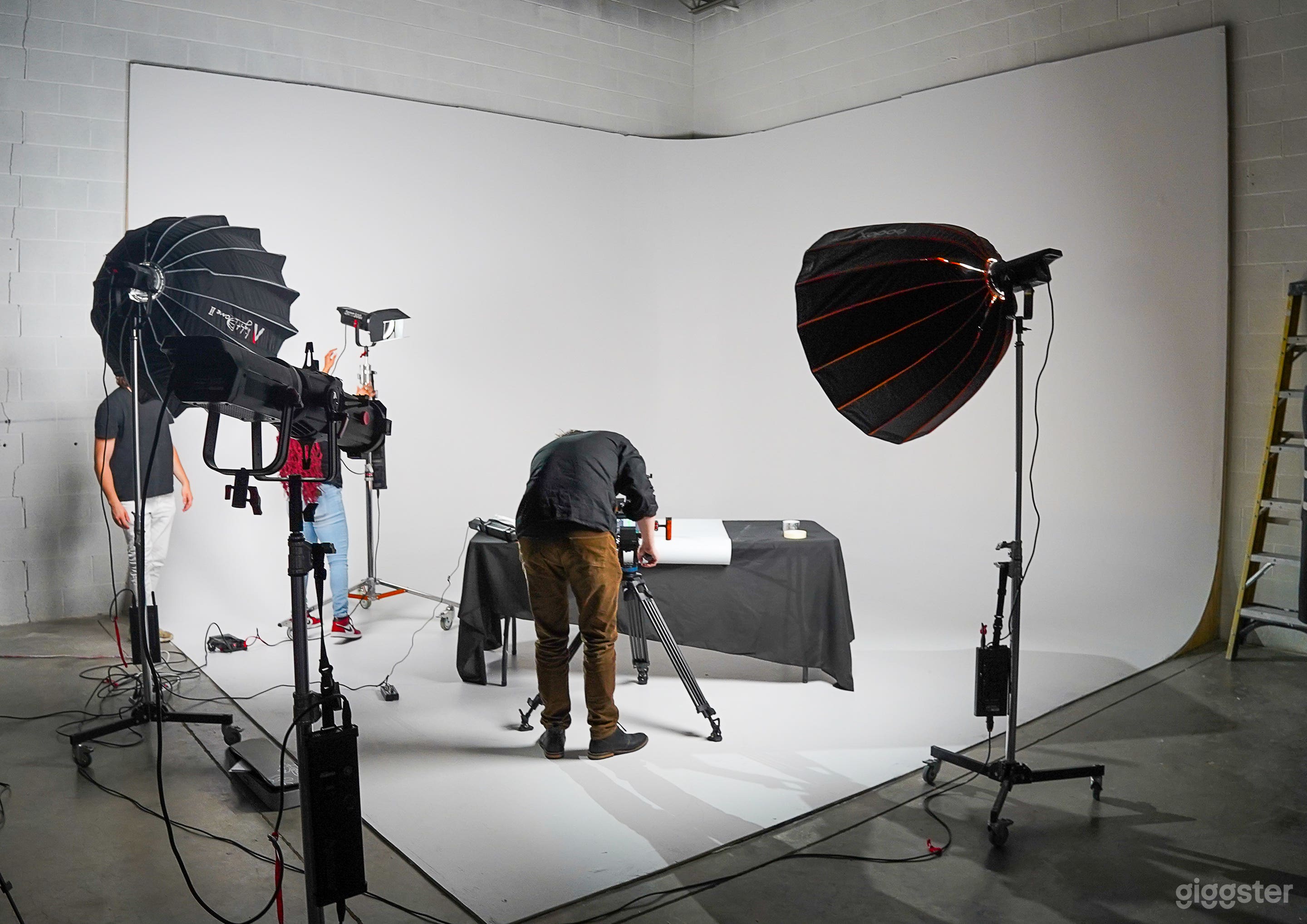 Big Warehouse Photo Studio w/ Infinity Wall &amp; Sets Photo 4