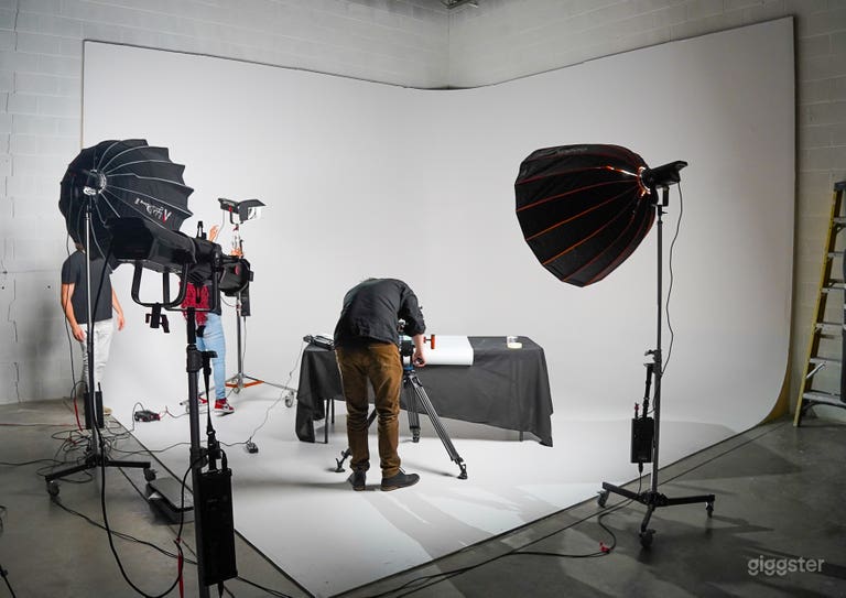  Big Warehouse Photo Studio w/ Infinity Wall & Sets 