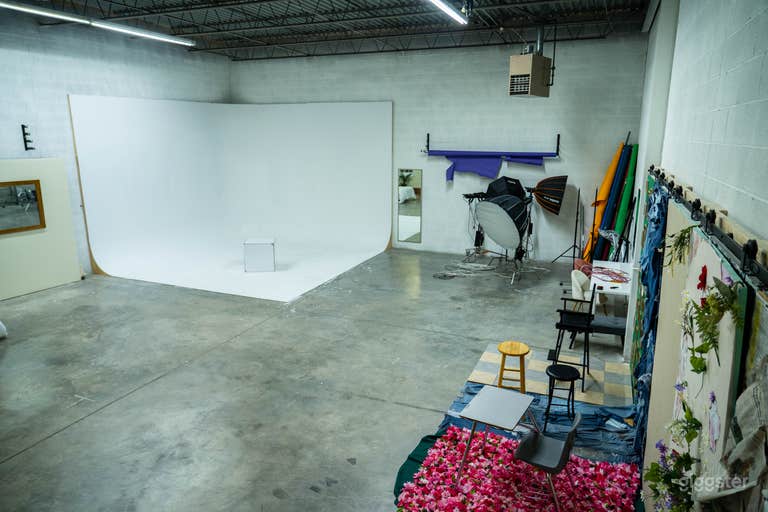  Big Warehouse Photo Studio w/ Infinity Wall & Sets 