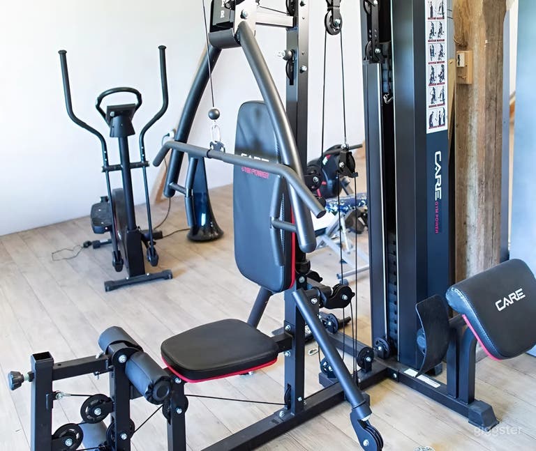  Espace Gym avec Vue sur le Toit & Équipement de Fitness & Installation d'Entraînement 
