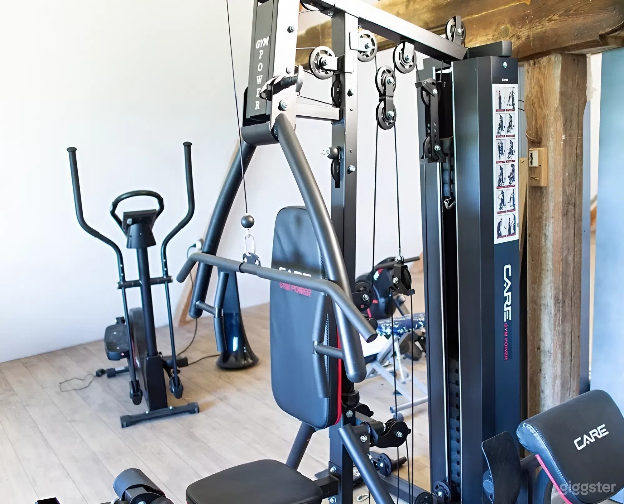 Photo de Espace Gym avec Vue sur le Toit & Équipement de Fitness & Installation d'Entraînement 3