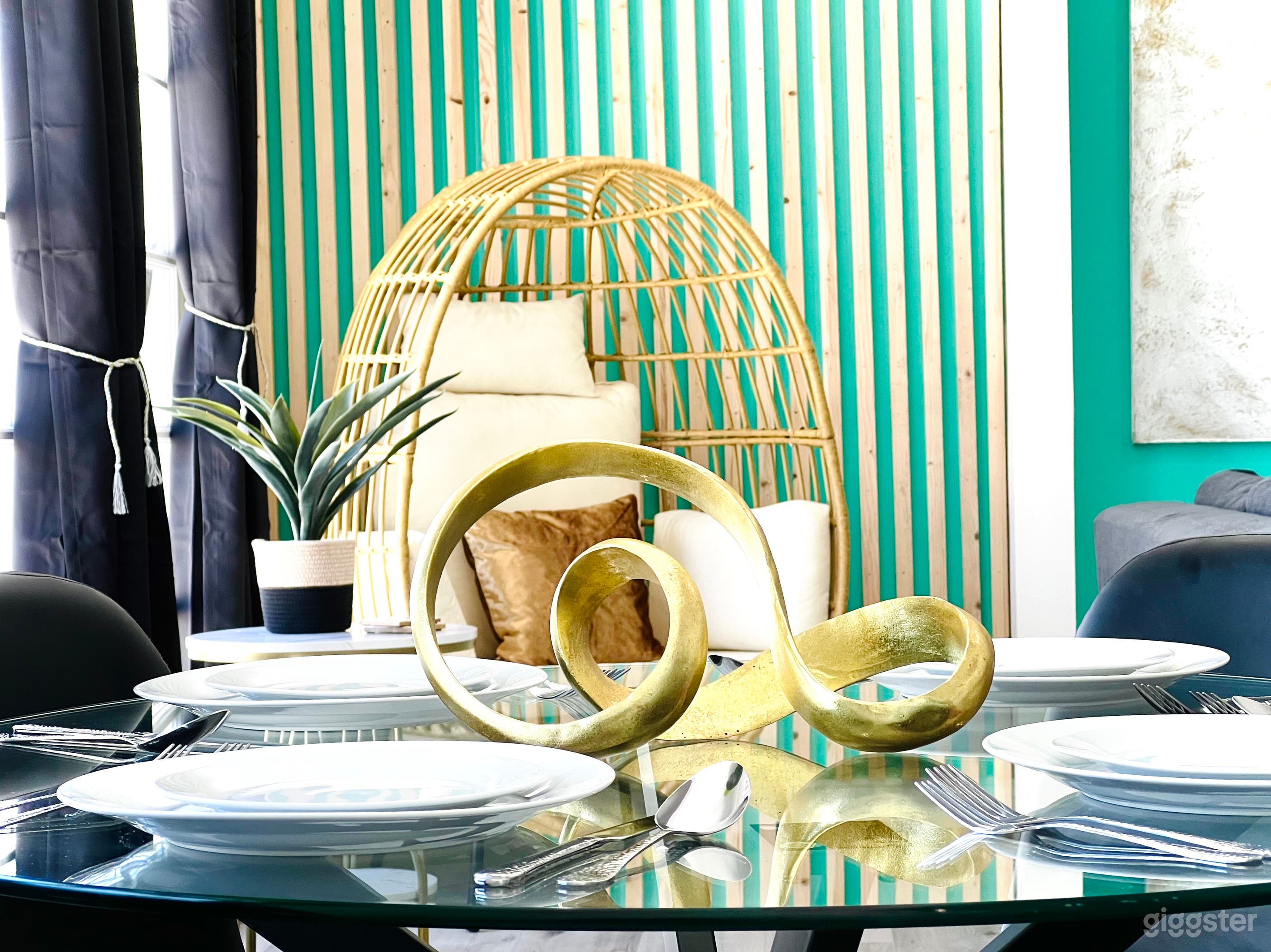 Stylish &amp; Bright Modern House with Outdoor Space! Photo 2