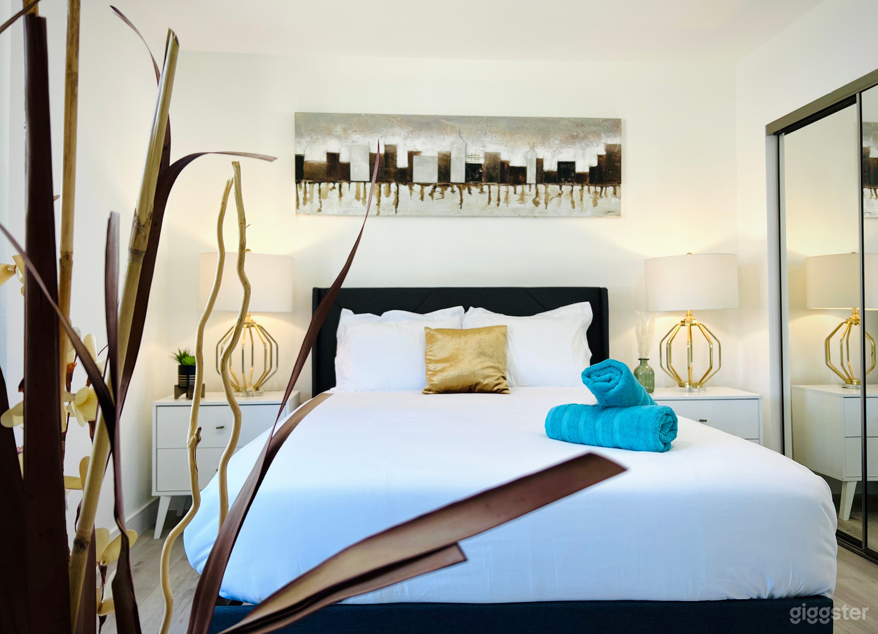 Stylish &amp; Bright Modern House with Outdoor Space! Photo 3