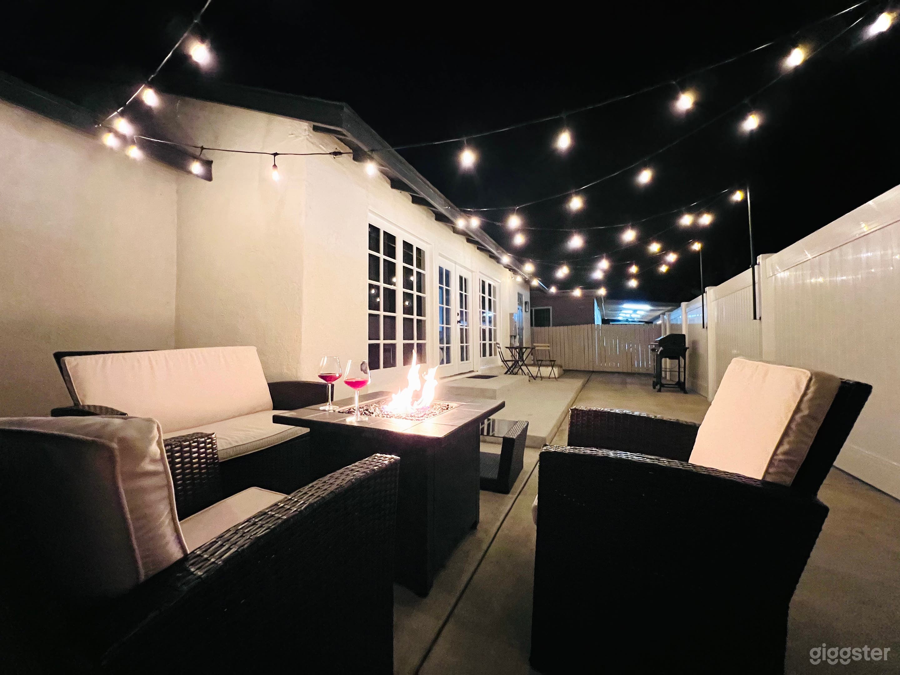 Stylish &amp; Bright Modern House with Outdoor Space! Photo 4