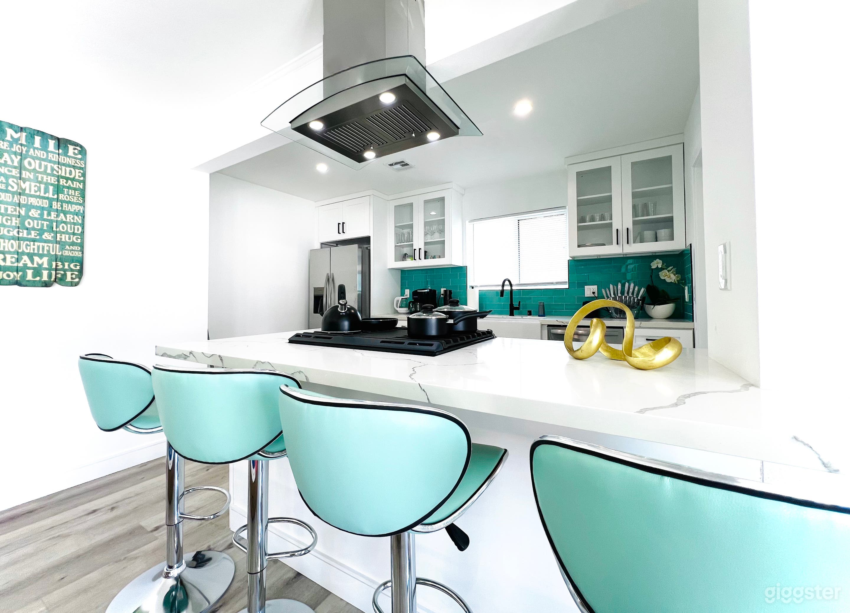 Stylish &amp; Bright Modern House with Outdoor Space! Photo 1