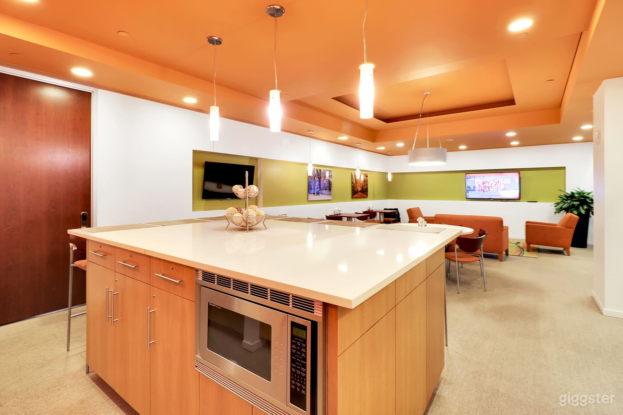 Eight Person Conference Room in New York Photo 4