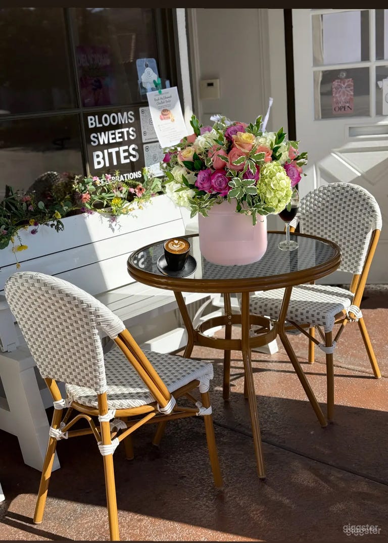 Chic European-Style Café & Bakery Studio 