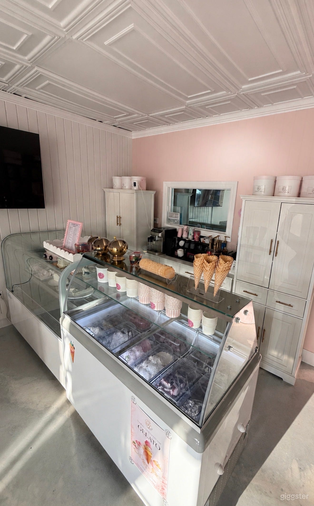 Chic European-Style Café & Bakery Studio Photo 4