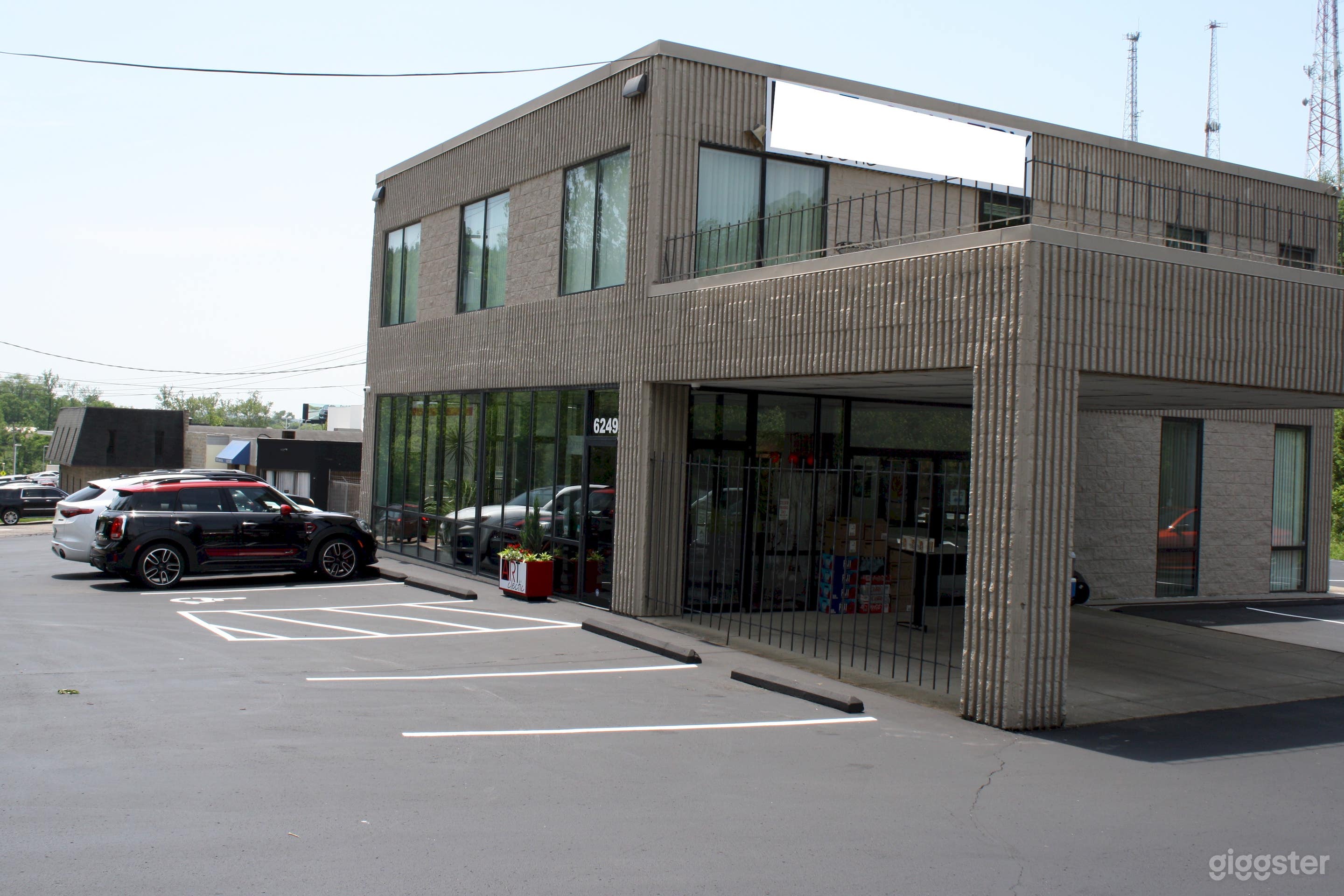 Stand alone building with plenty of free and safe parking