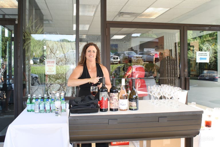  A bar can be set up outside to greet your guests 